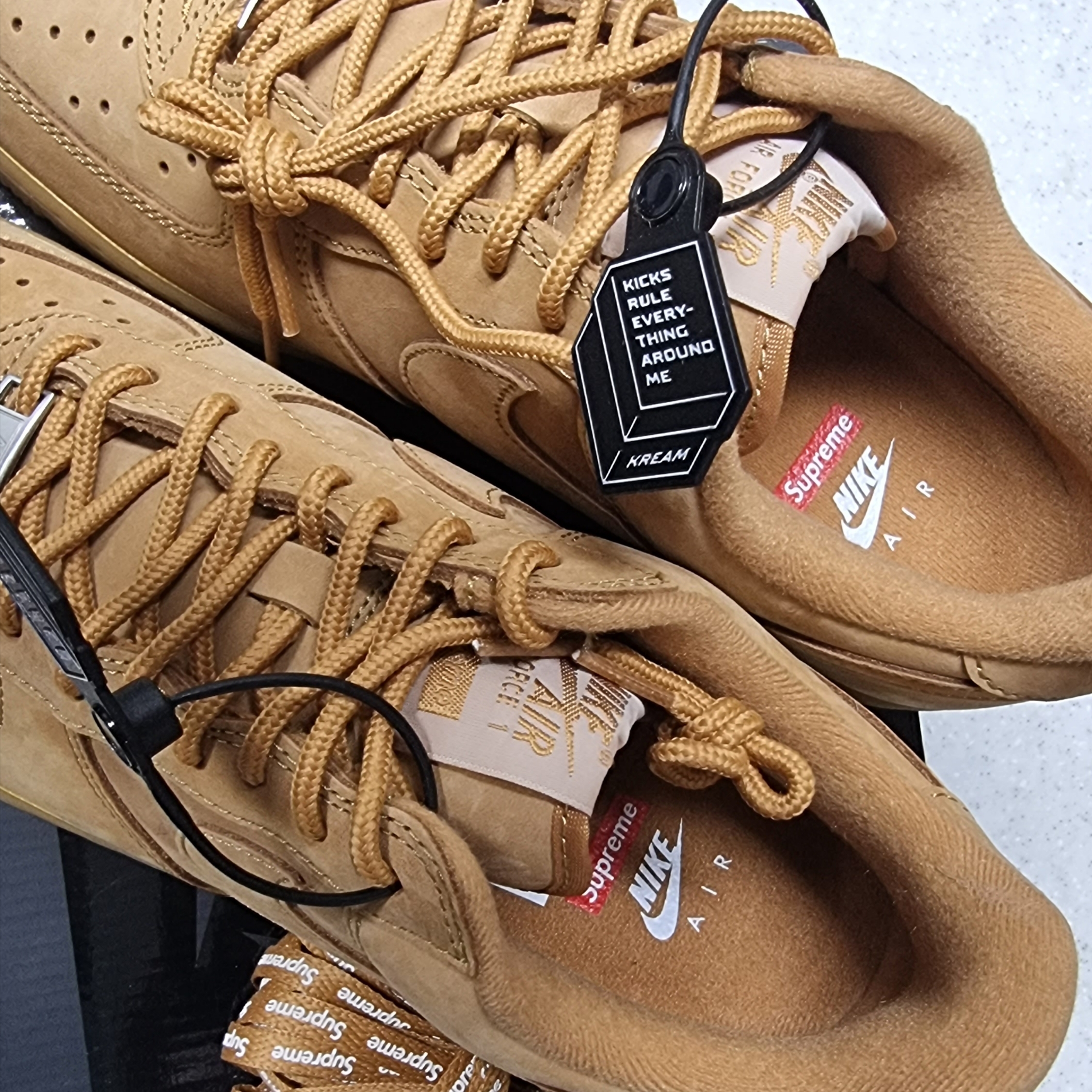 Nike x Supreme Air Force 1 Low Flax 착용 스타일 - 1