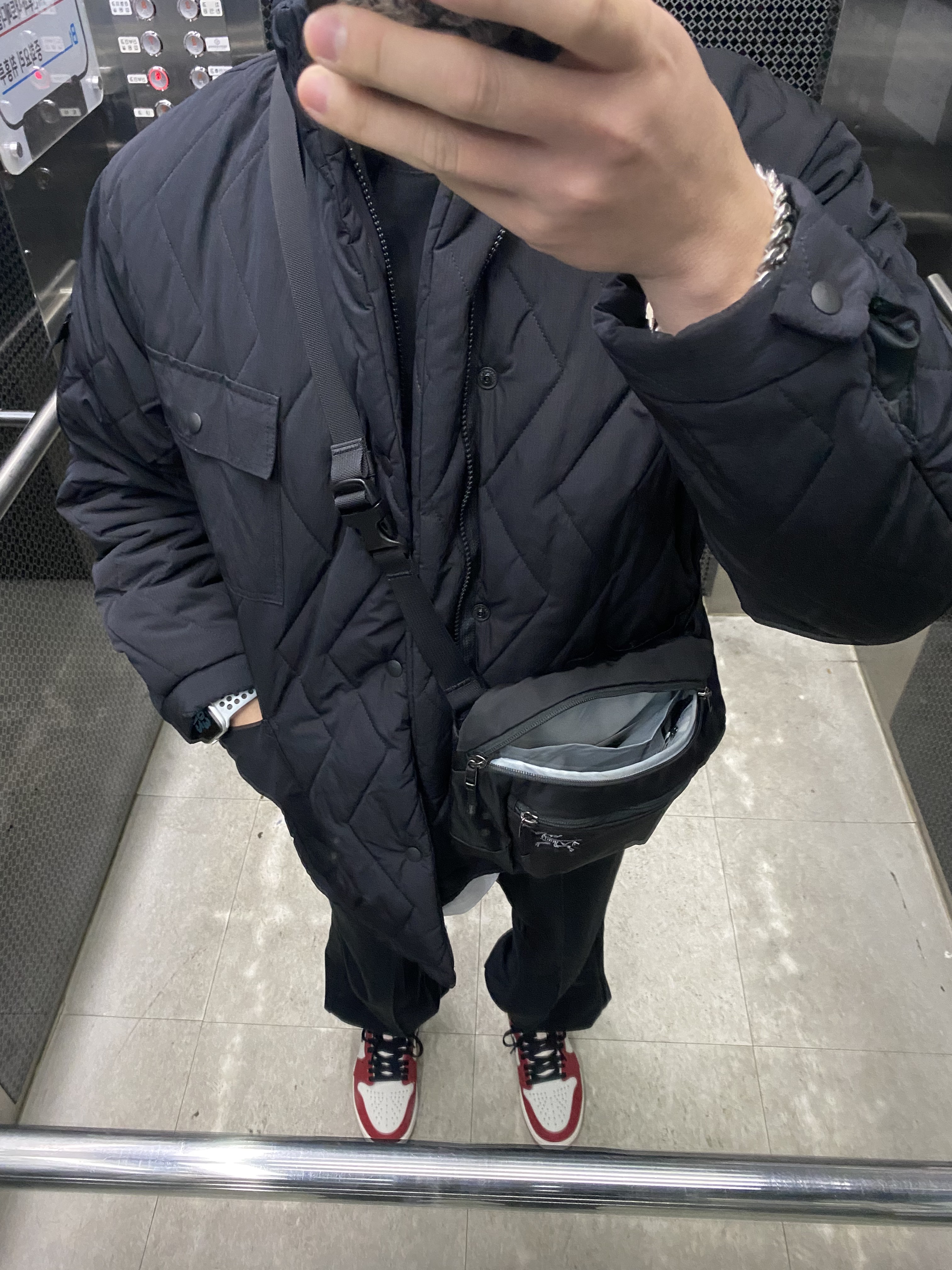 Jordan 1 Retro High OG Chicago 2022, Arc'teryx Mantis 2 Waistpack Black 착용 스타일 - 1