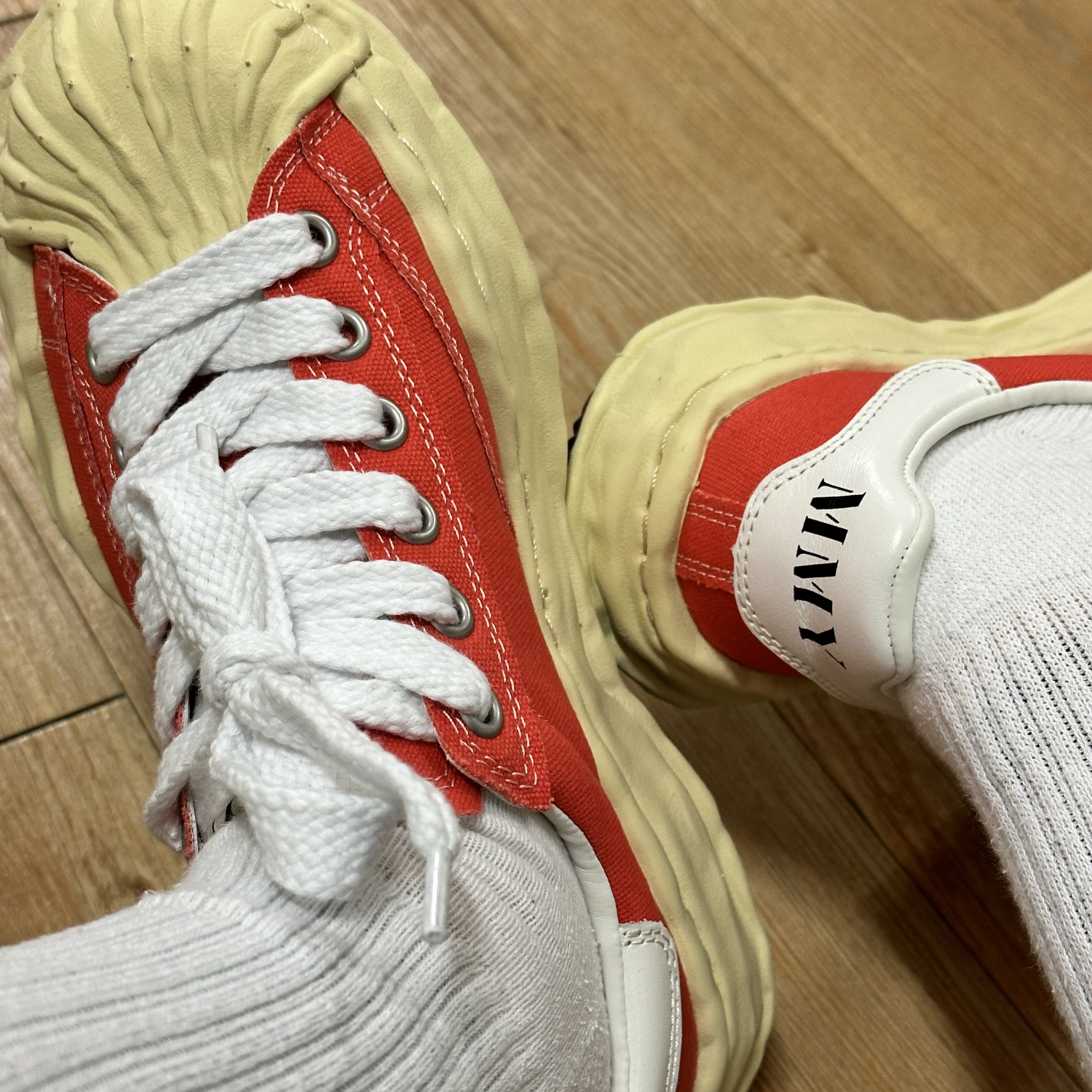 Maison Mihara Yasuhiro Blakey VL OG Sole Canvas Low-top Sneakers Orange 착용 스타일