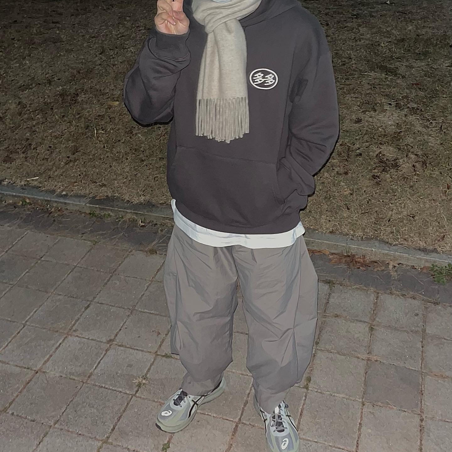 Dada Logo Hoodie Charcoal, Asics Jog 100 S Sheet Rock - 2E Wide 착용 스타일