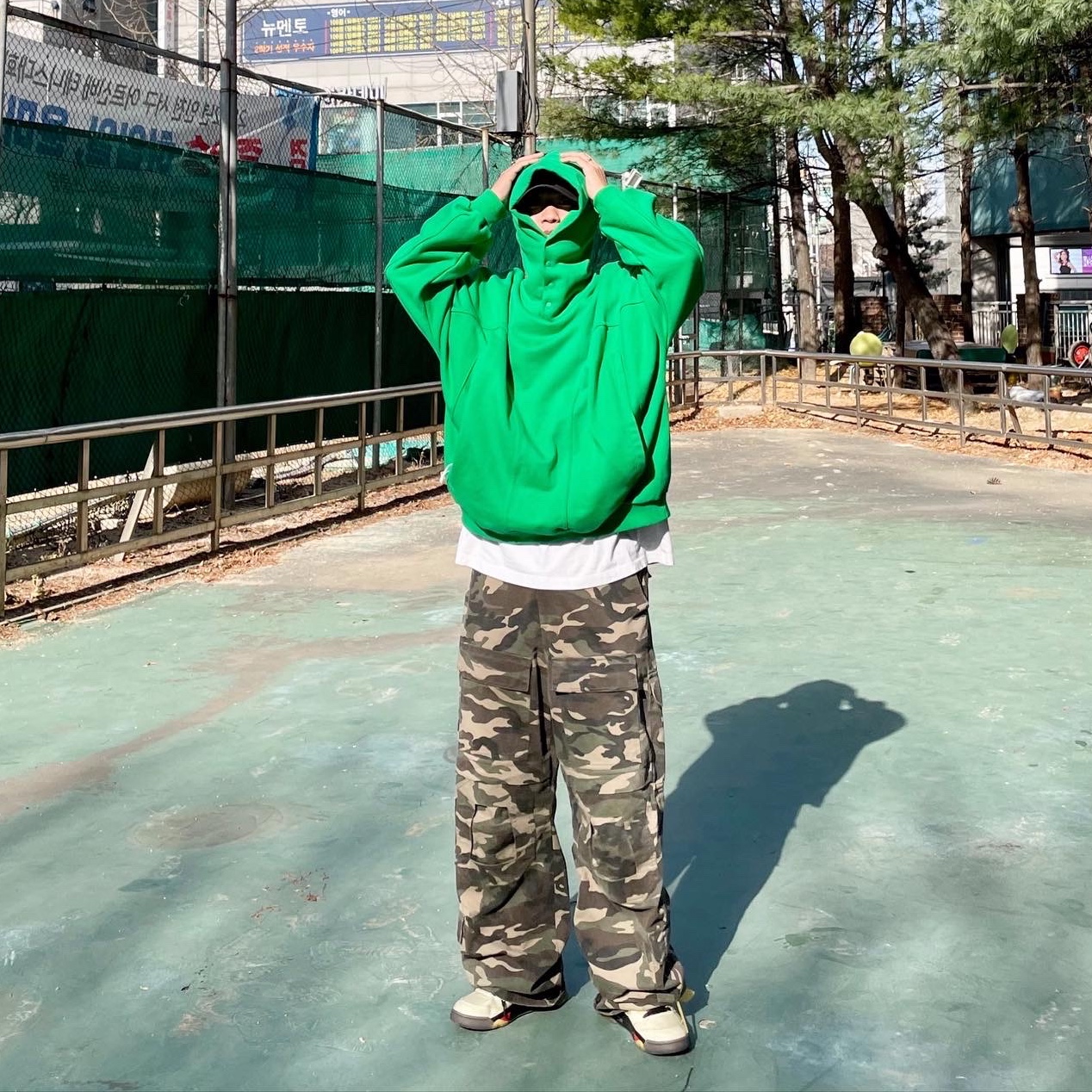 Jordan 5 x Off-White Retro SP Sail Fire Red, Grailz Geometry Hoodie Celtic Green 착용 스타일 - 1