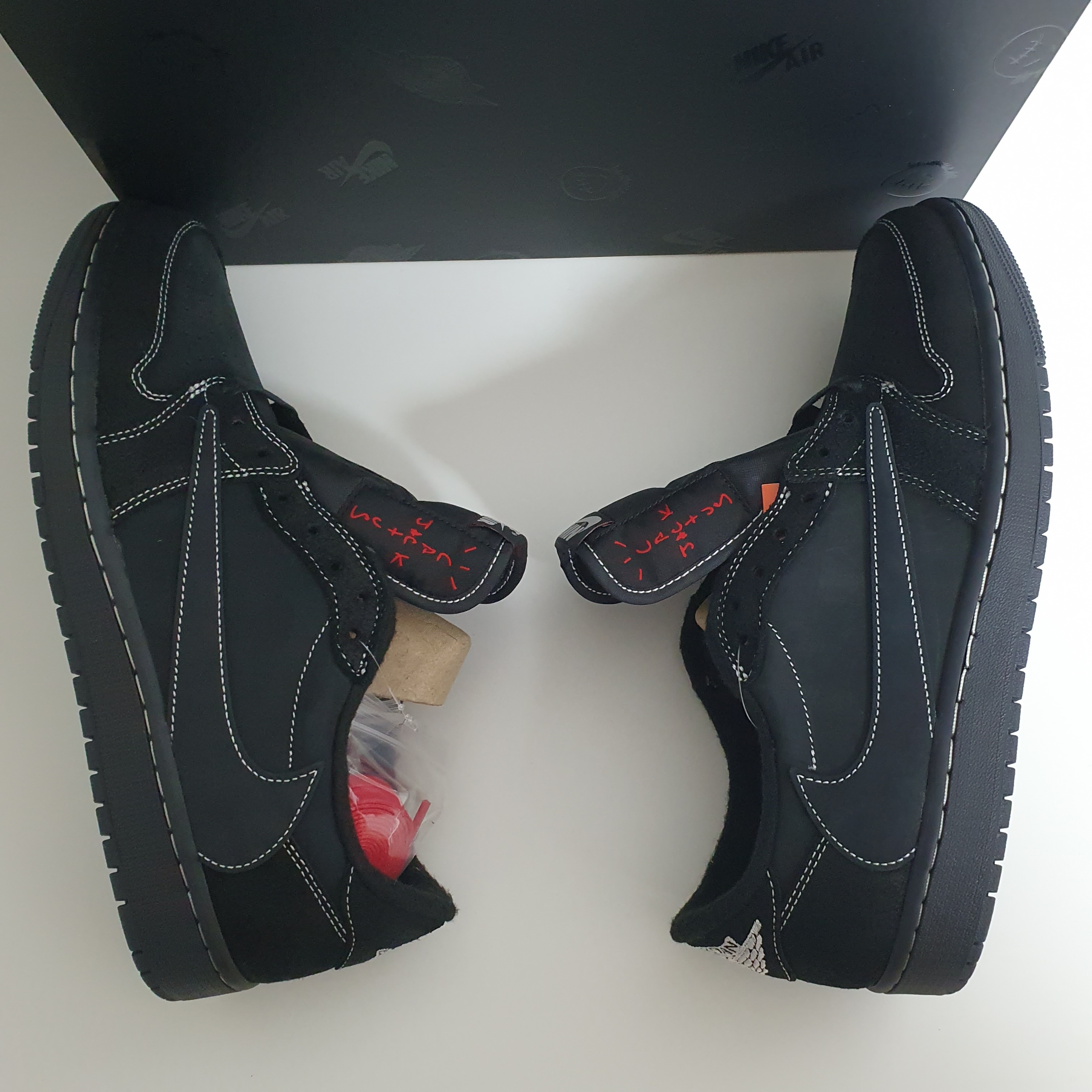Jordan 1 x Travis Scott Retro Low OG SP Black Phantom 착용 스타일 - 1