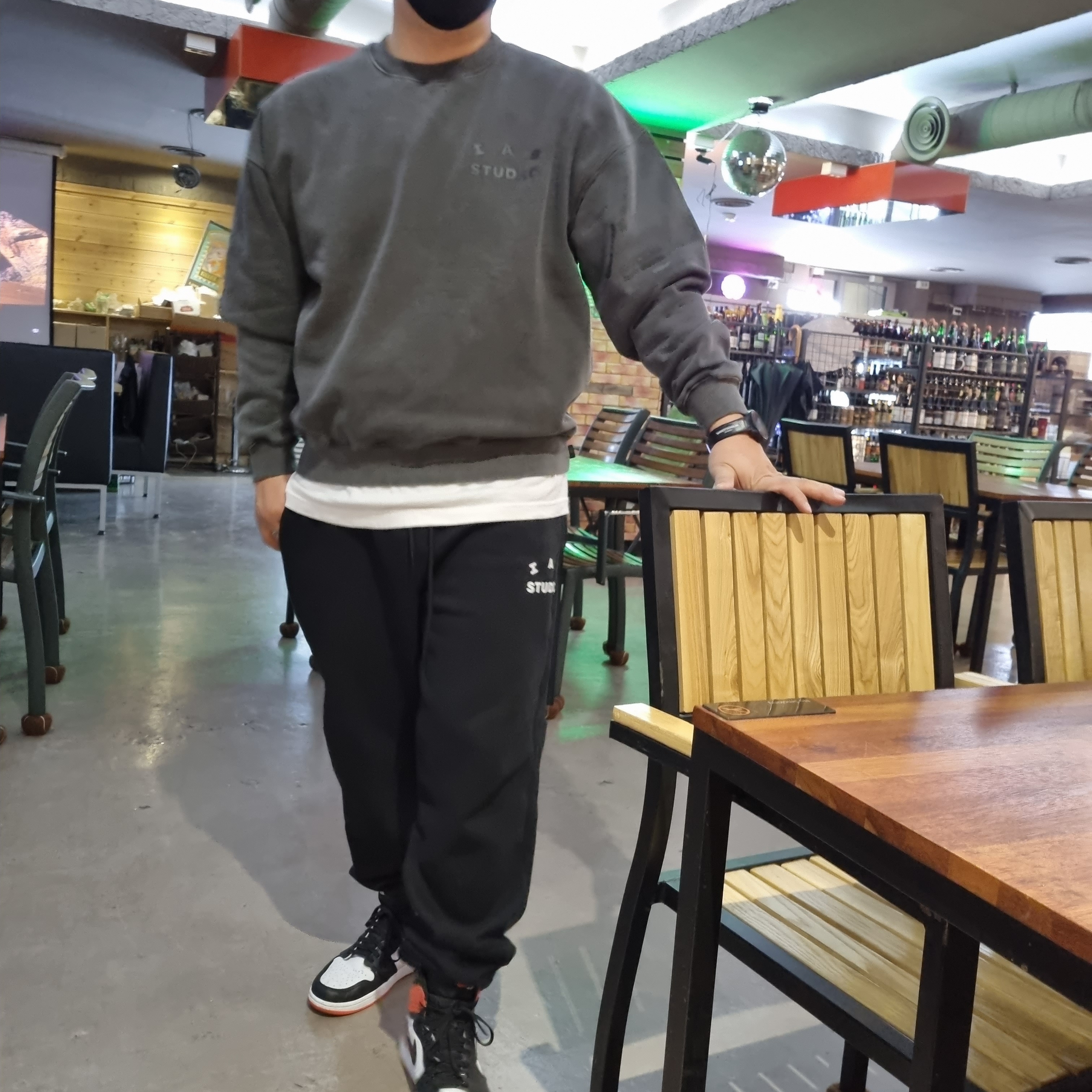 IAB Studio Pigment Sweatshirt & Mini Bag Black 착용 스타일