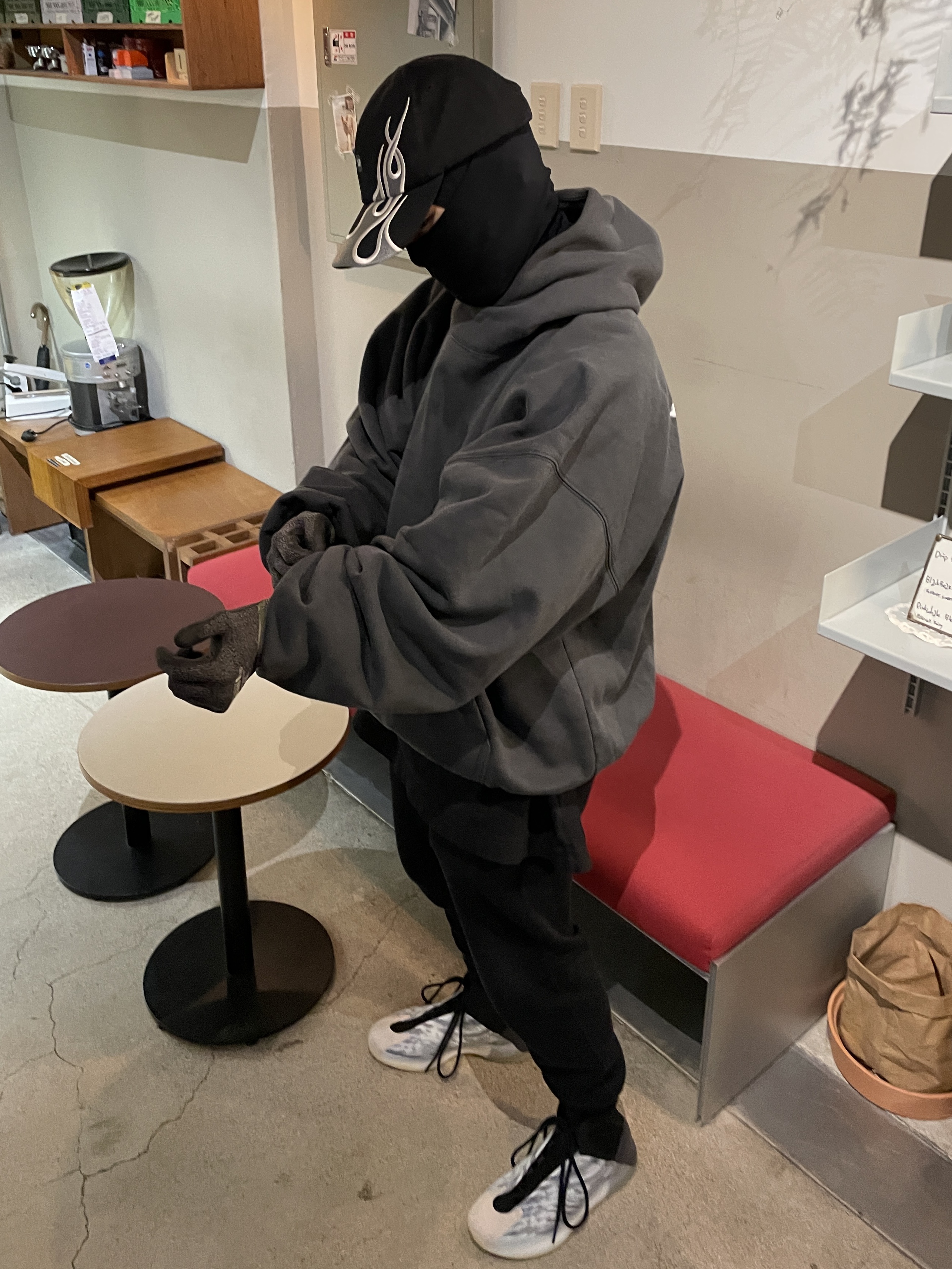 Yeezy Gap Engineered By Balenciaga Dove Hoodie Black, Yeezy Gap Engineered By Balenciaga Flame Cap Black 착용 스타일