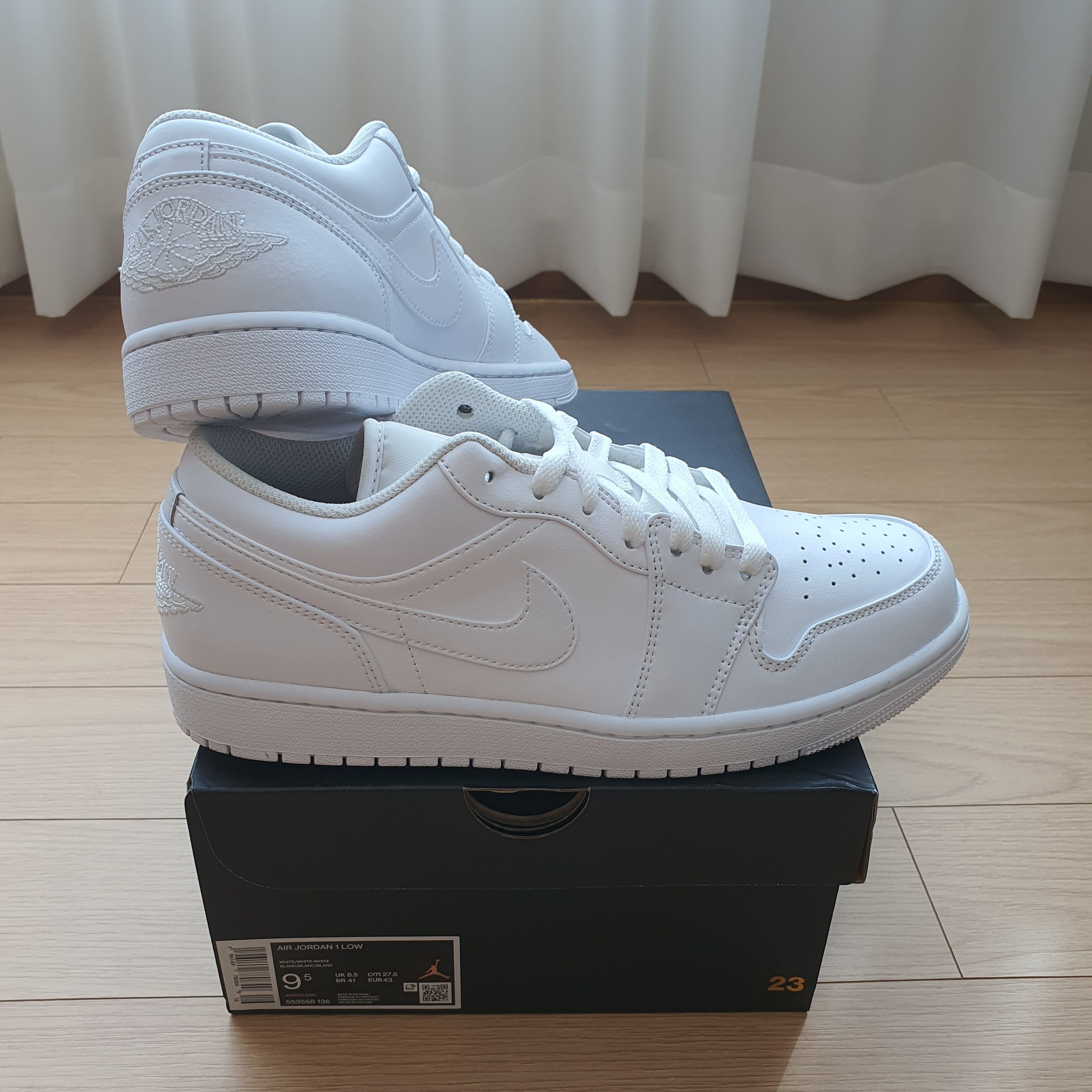 Jordan 1 Low Triple White 착용 스타일 - 1