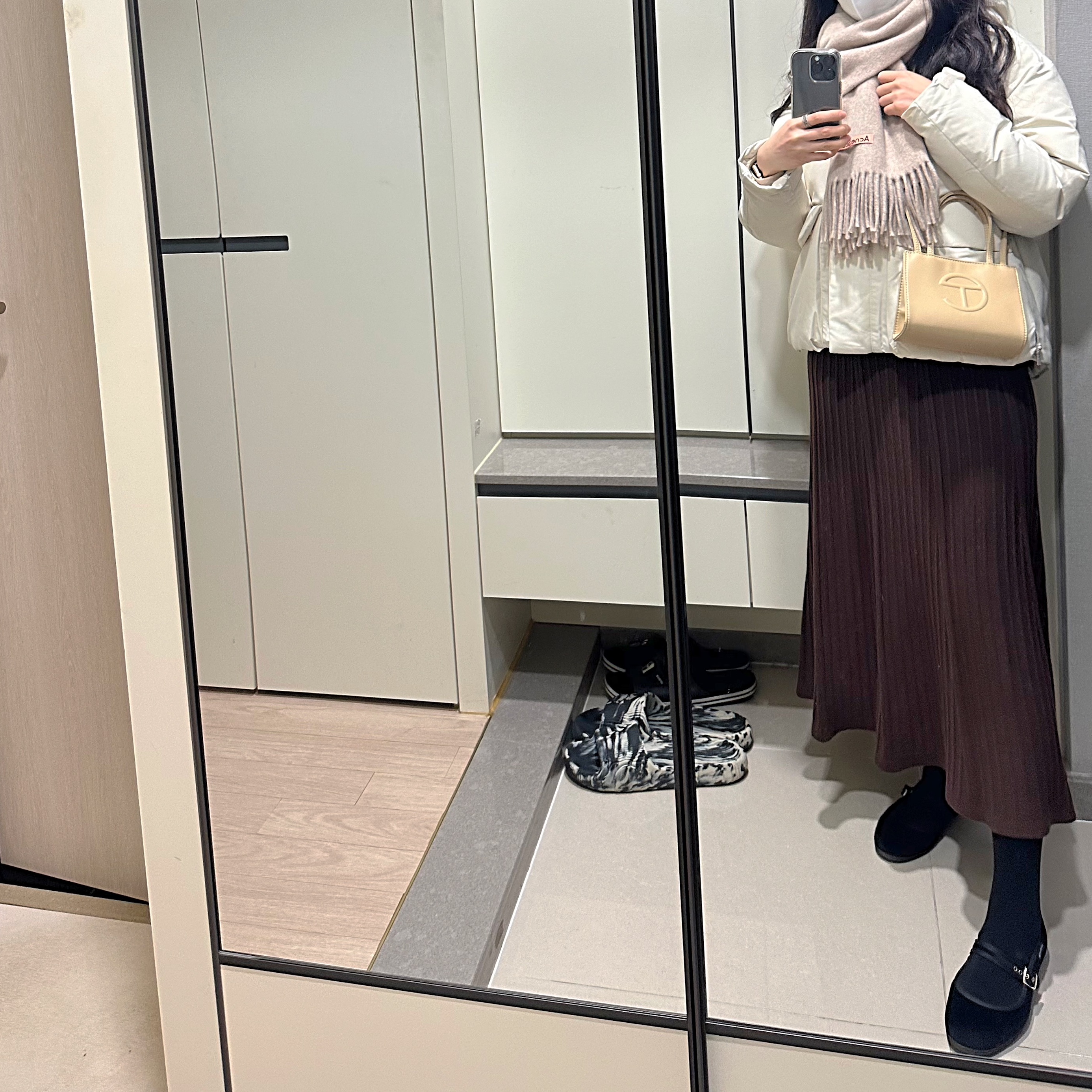 Acne Studios Canada Narrow New Wool Muffler Oatmeal Melange, Telfar Small Shopping Bag Cream 착용 스타일