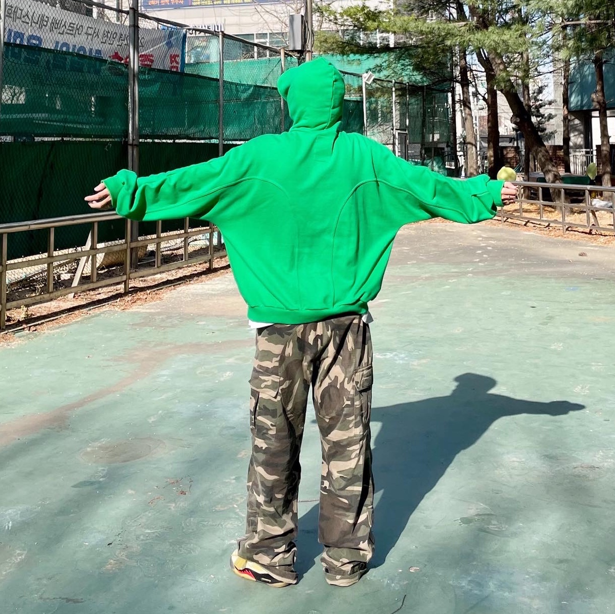 Jordan 5 x Off-White Retro SP Sail Fire Red, Grailz Geometry Hoodie Celtic Green 착용 스타일 - 2
