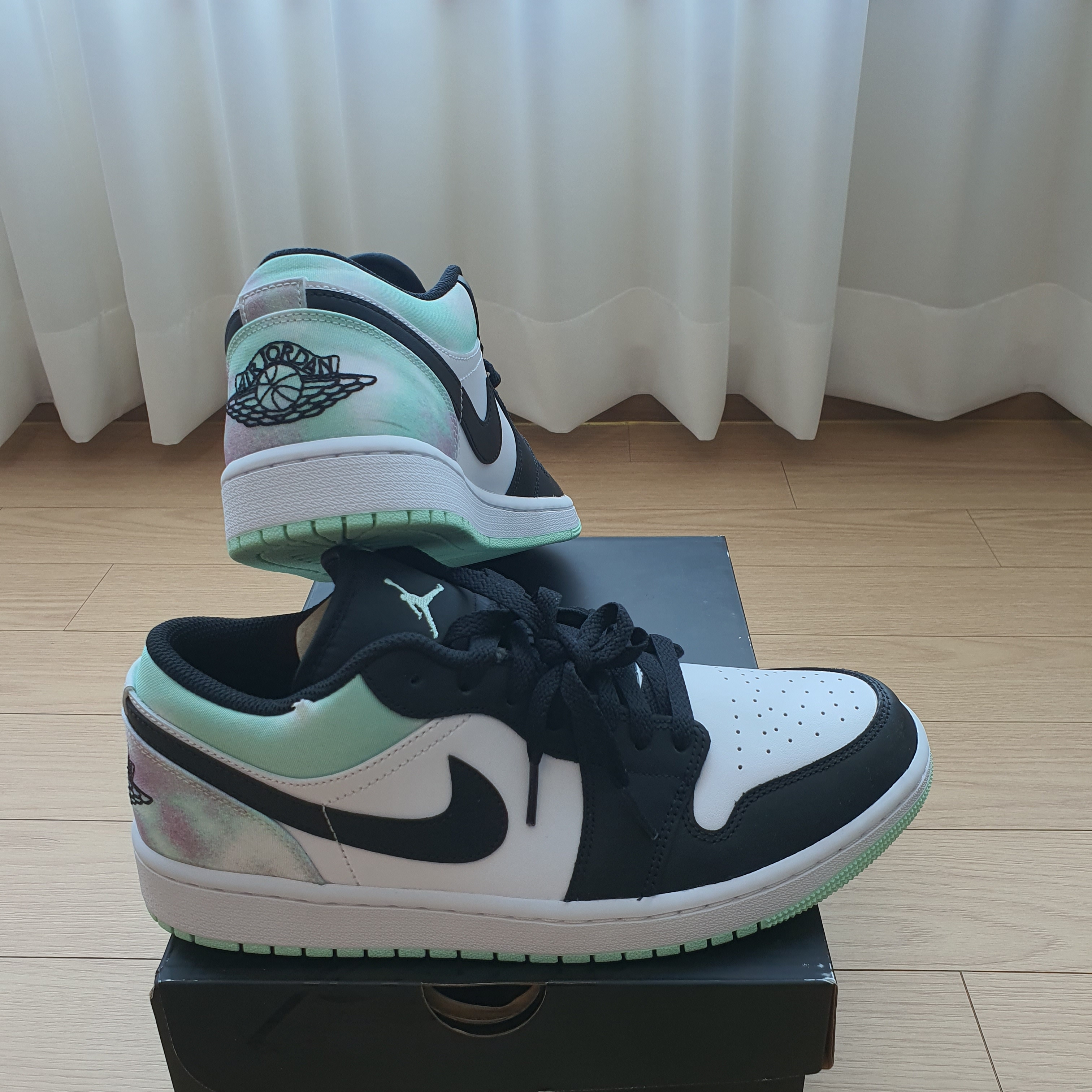 Jordan 1 Low SE White Black Tie-Dye 착용 스타일 - 1