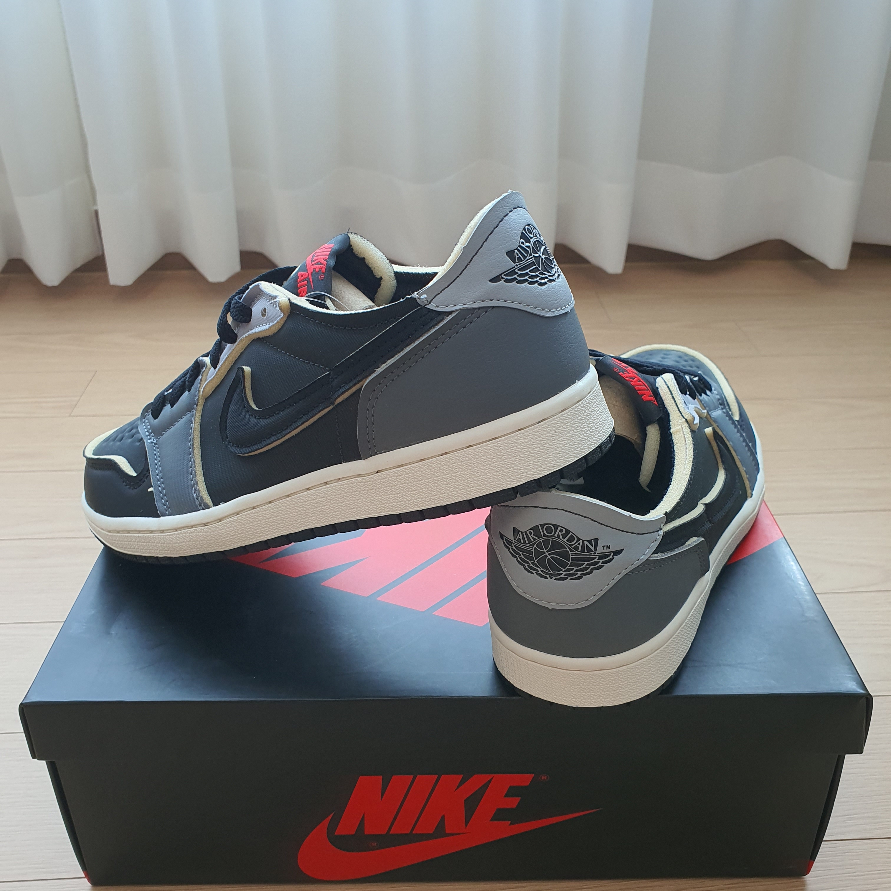 Jordan 1 Retro Low OG EX Black and Smoke Grey 착용 스타일 - 3