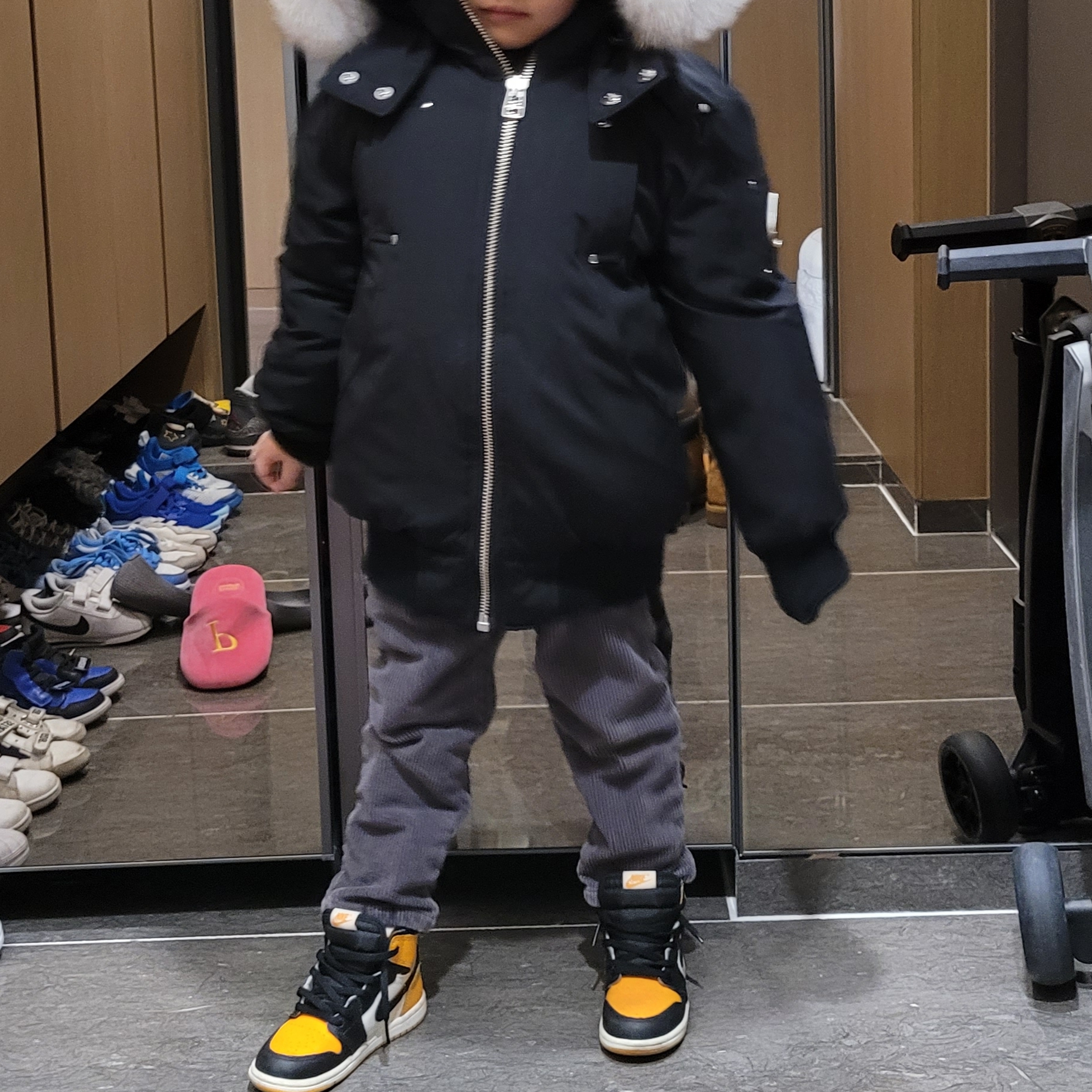 Moose Knuckles Ballistic Bomber White Fox Fur Black, (PS) Jordan 1 Retro High OG Taxi 착용 스타일