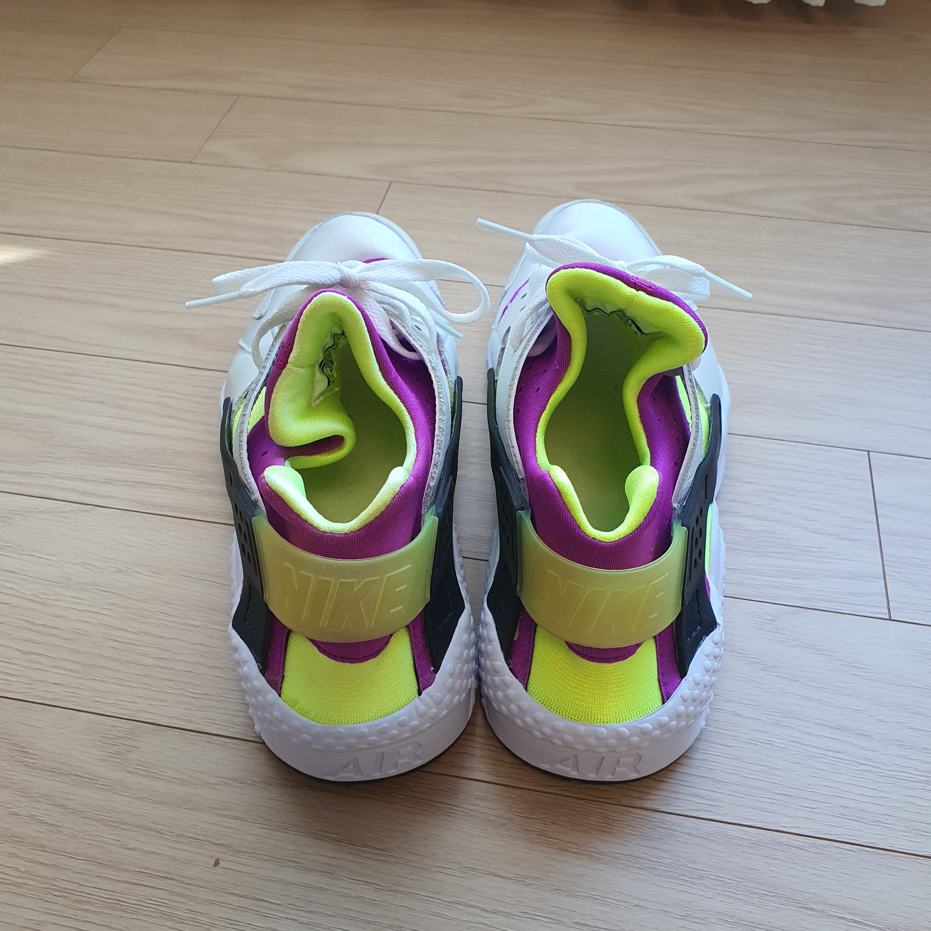 Nike Air Huarache Run Neon Magenta 착용 스타일 - 3
