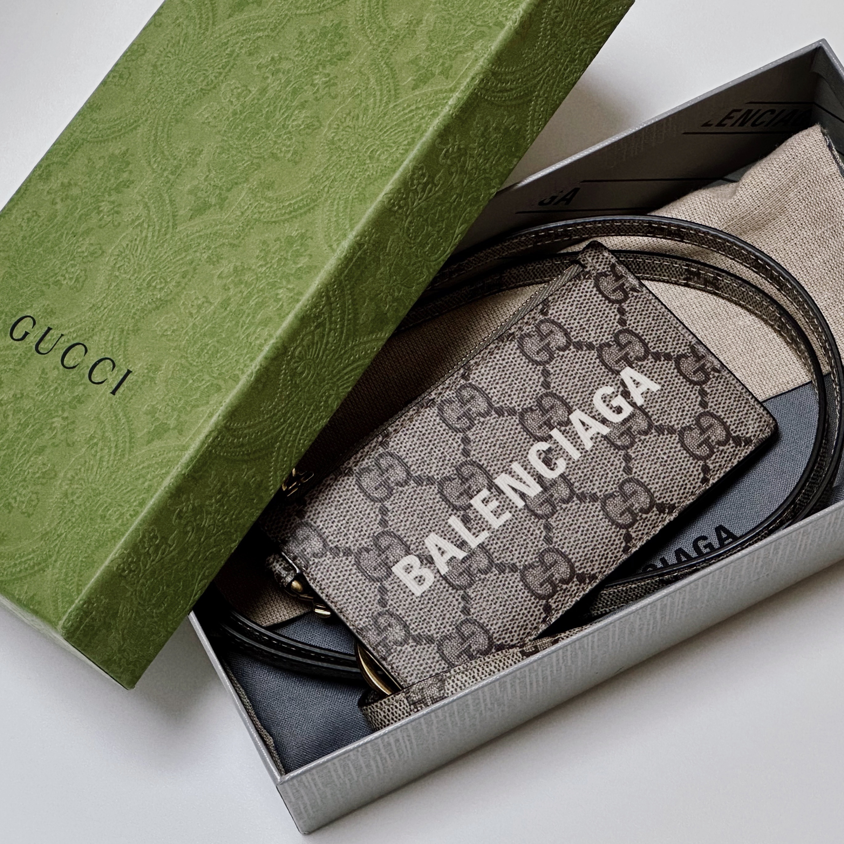 Gucci x Balenciaga The Hacker Project Card Case with Strap Beige Ebony 착용 스타일