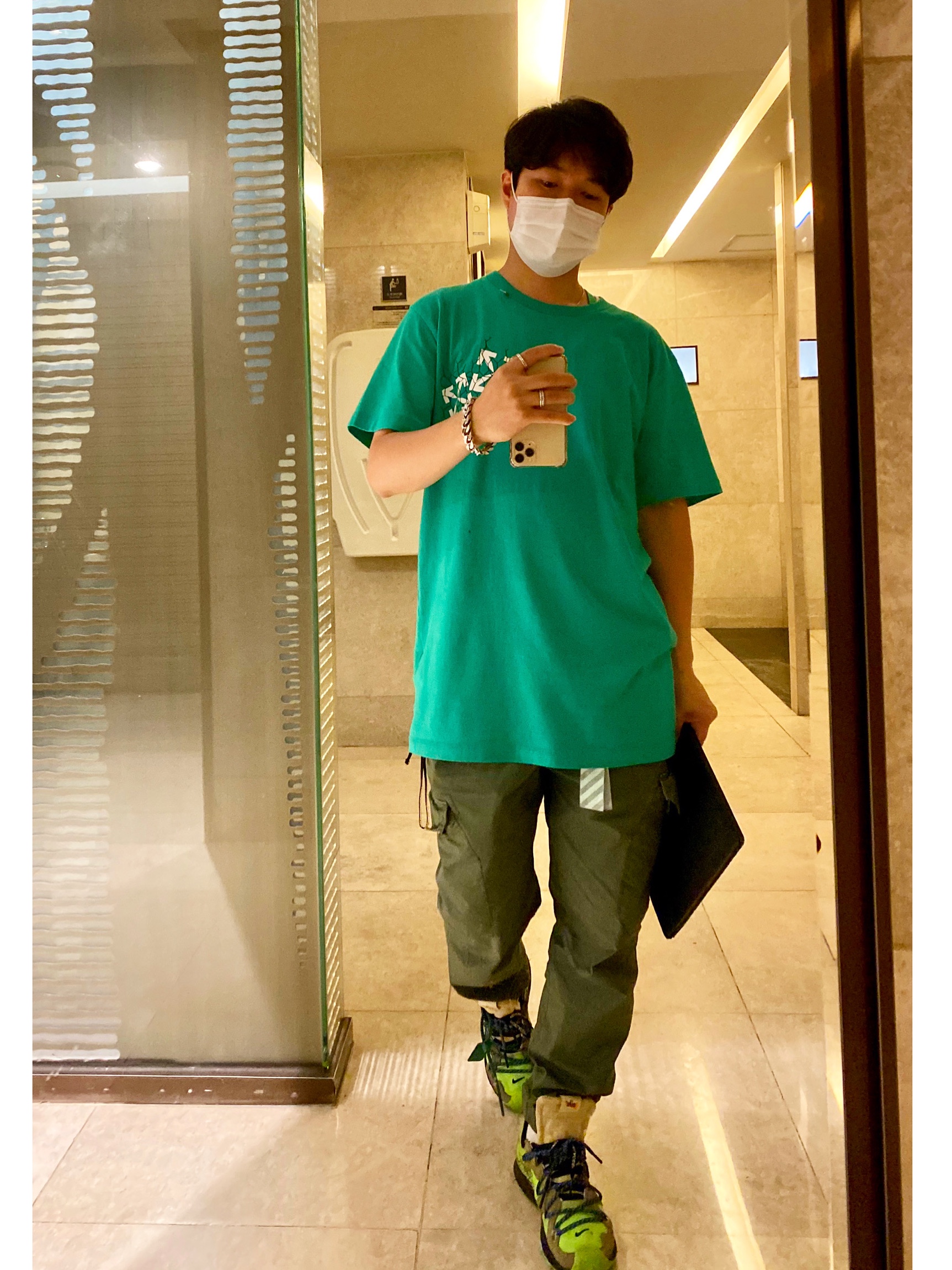 (W) Nike x Off-White Zoom Terra Kiger 5 Electric Green 착용 스타일