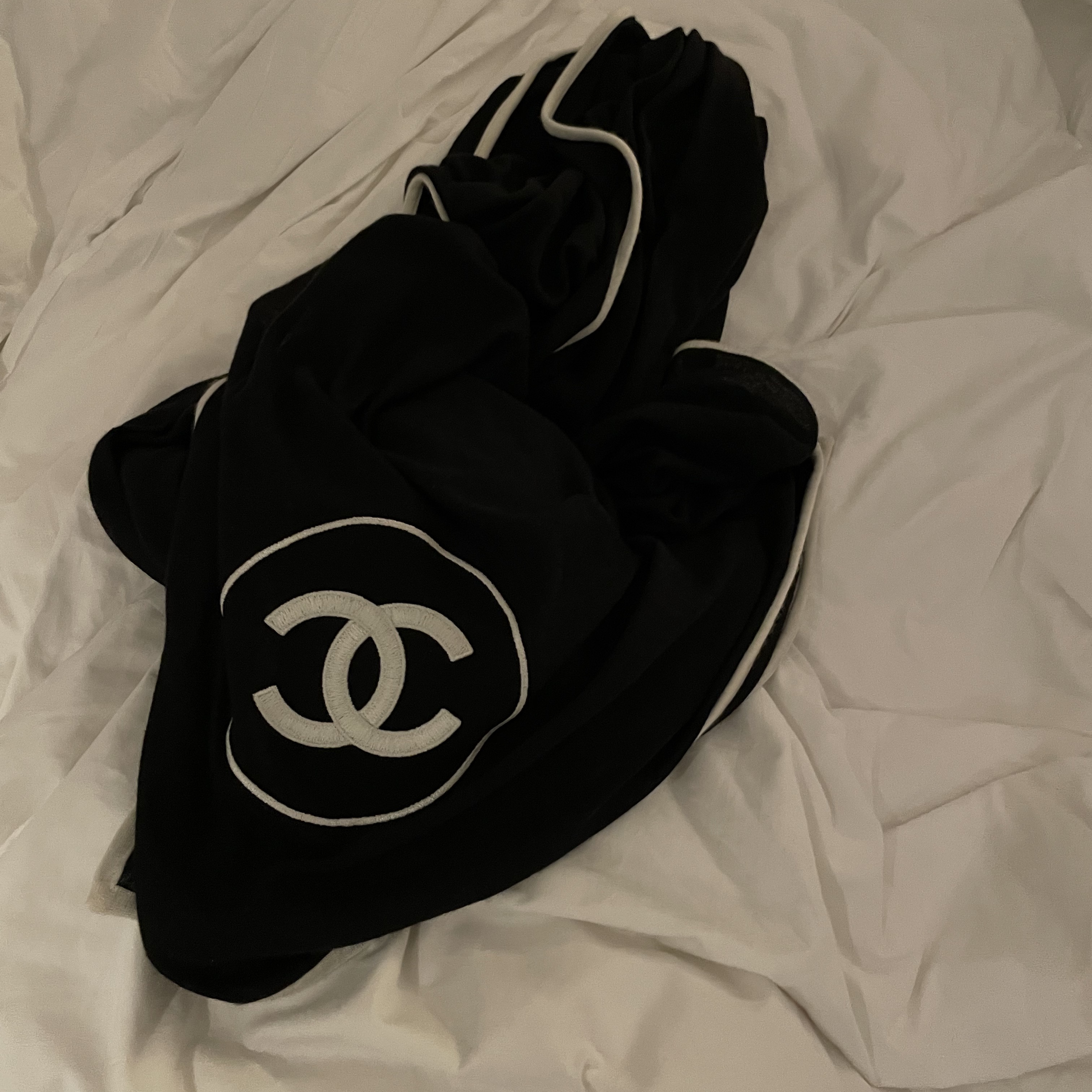 (W) Chanel Scarf Cashmere Silk & Black Ivory 착용 스타일