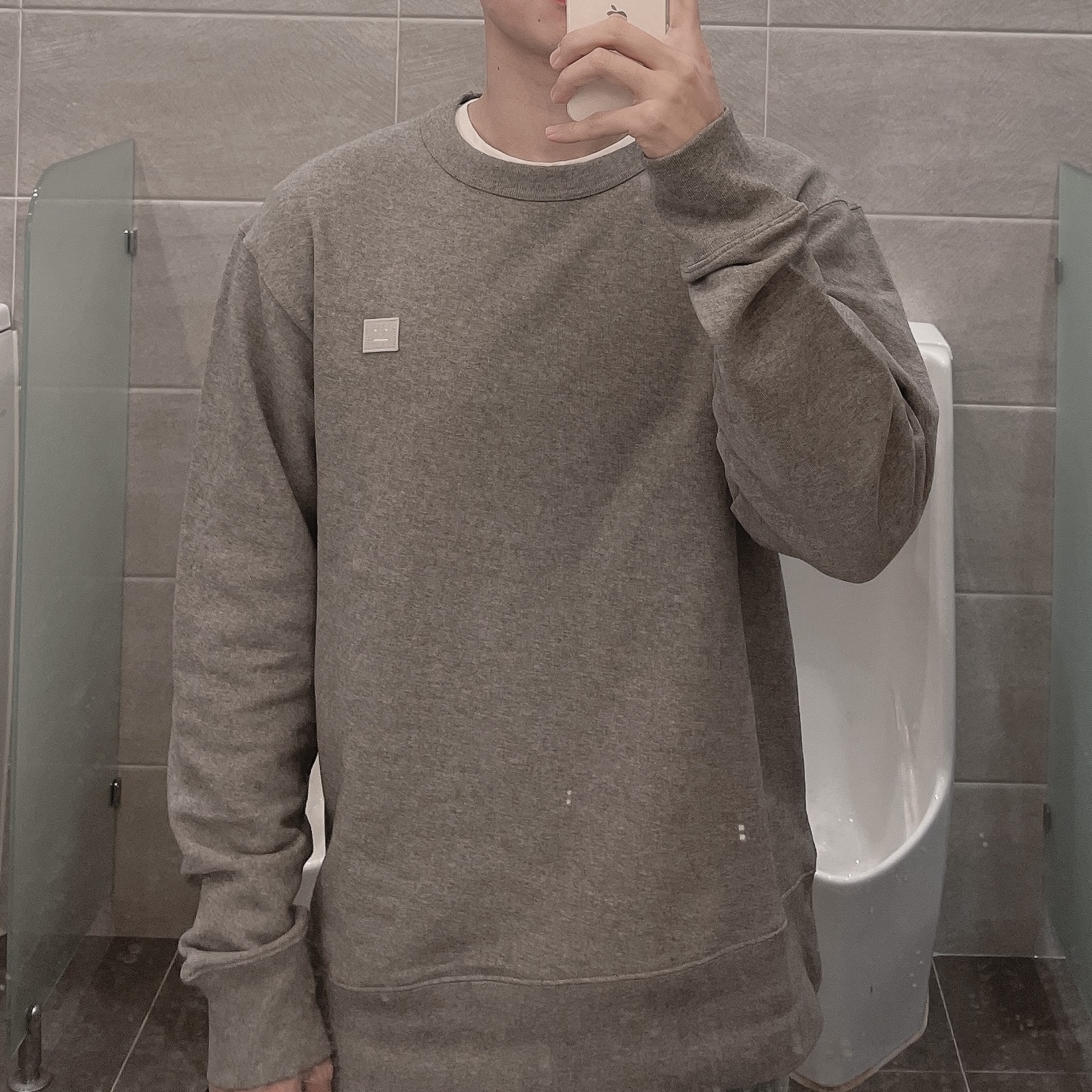 Acne Studios Fairview Face Crewneck Sweatshirt Light Grey Melange 착용 스타일 - 2