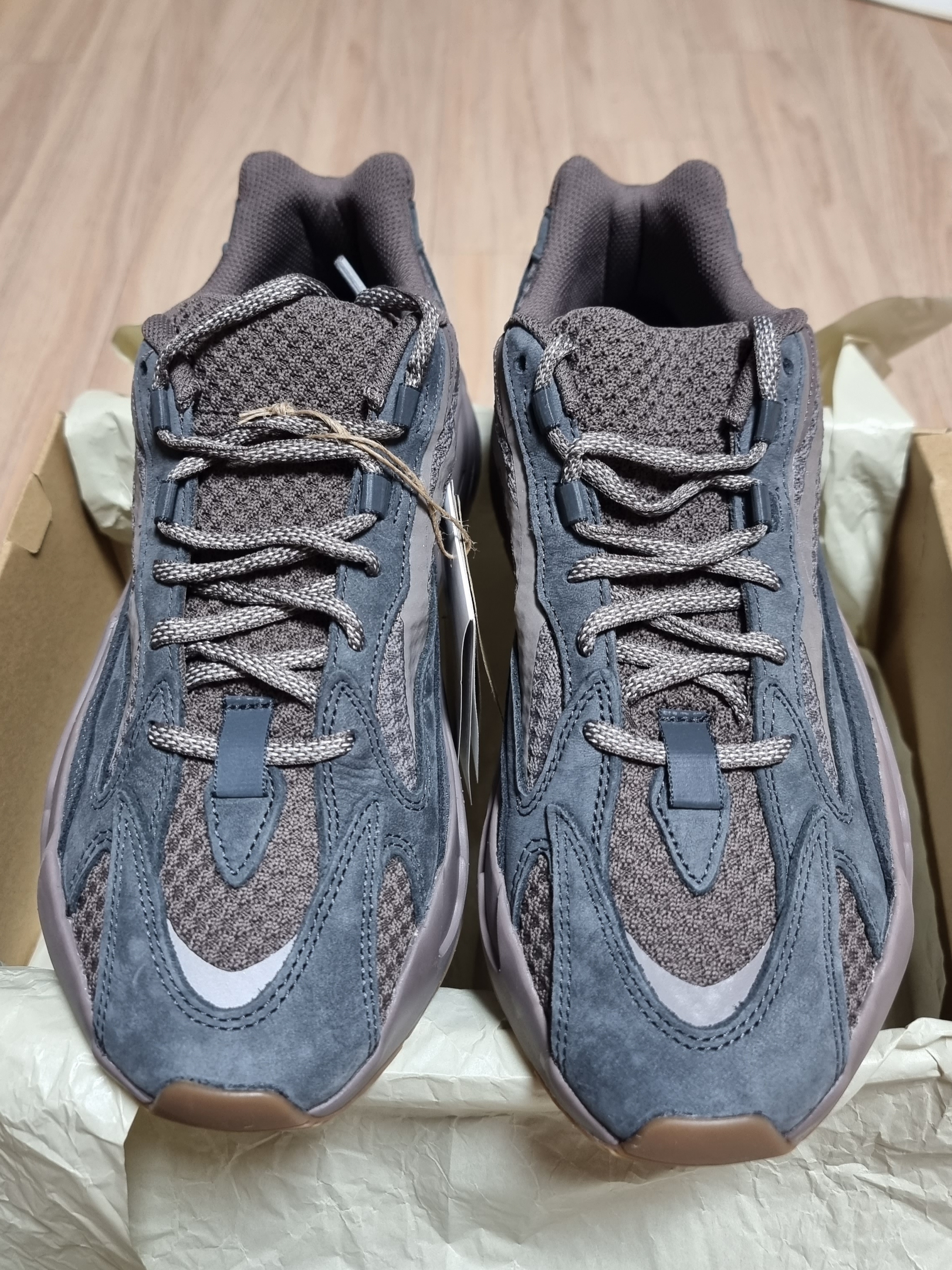 Adidas Yeezy Boost 700 V2 Mauve 착용 스타일 - 1