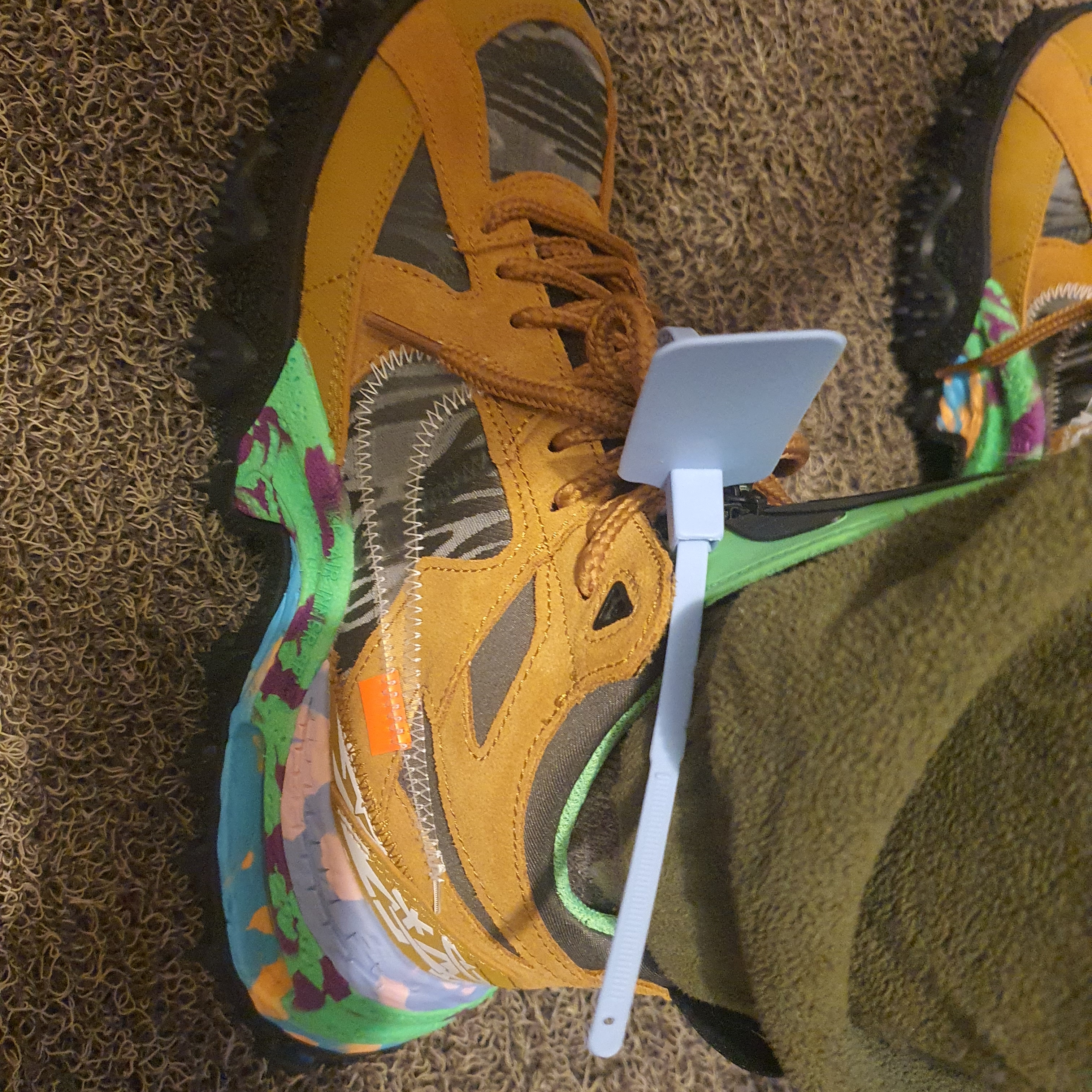 Nike x Off-White Terra Forma Wheat and Green Strike 착용 스타일 - 5