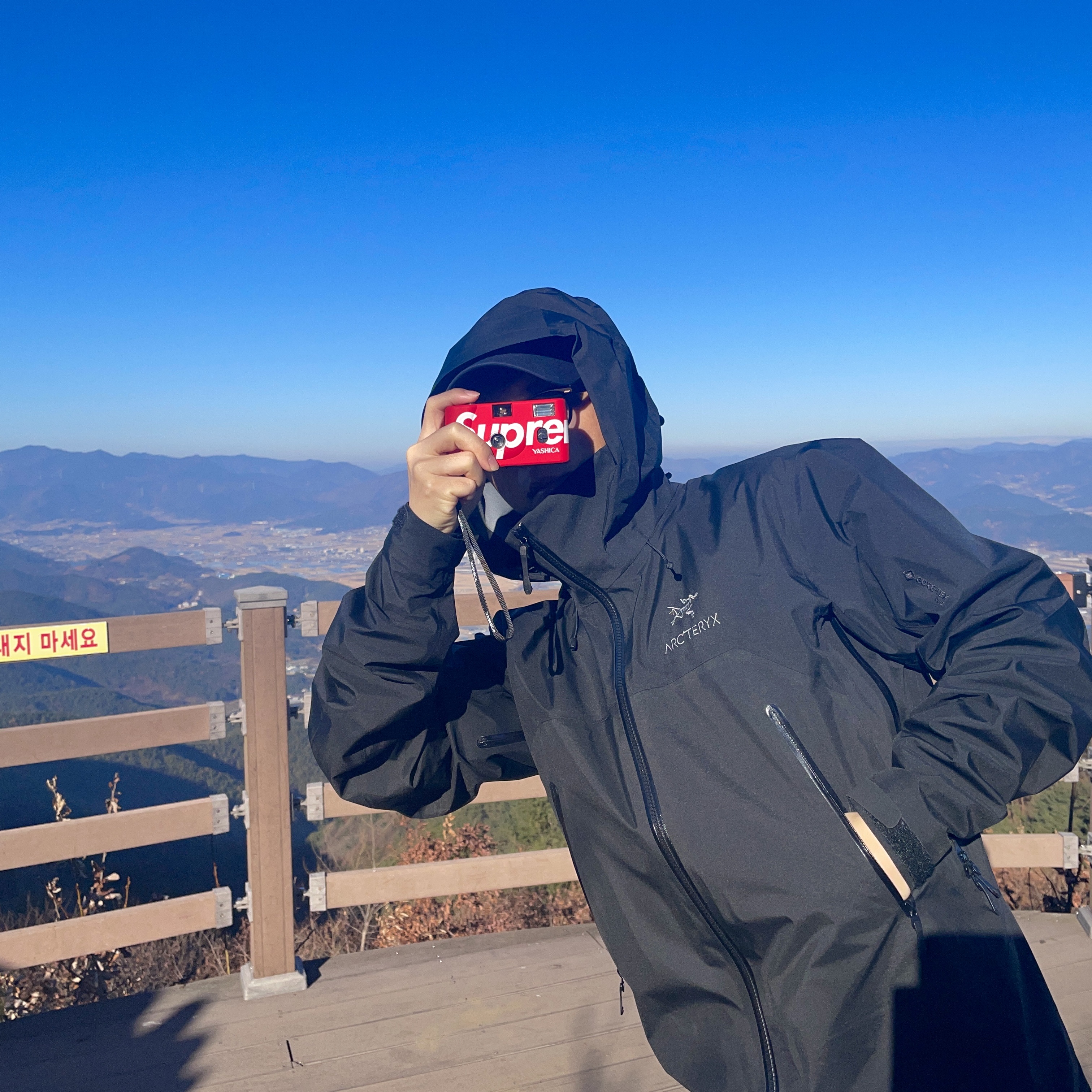 Supreme Yashica MF-1 Camera Red - 21SS, Arc'teryx Beta AR Jacket Black 착용 스타일 - 1