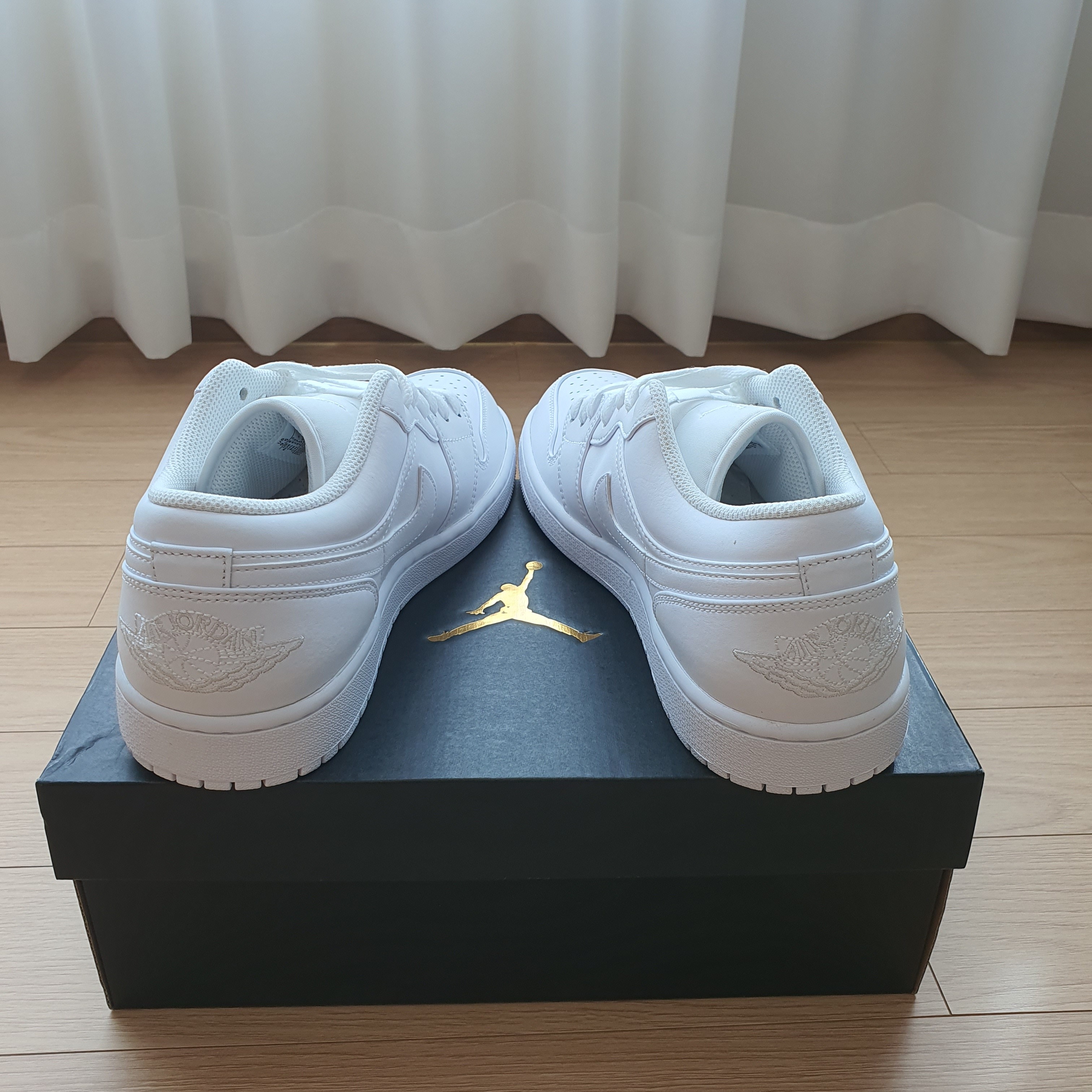 Jordan 1 Low Triple White 착용 스타일 - 3