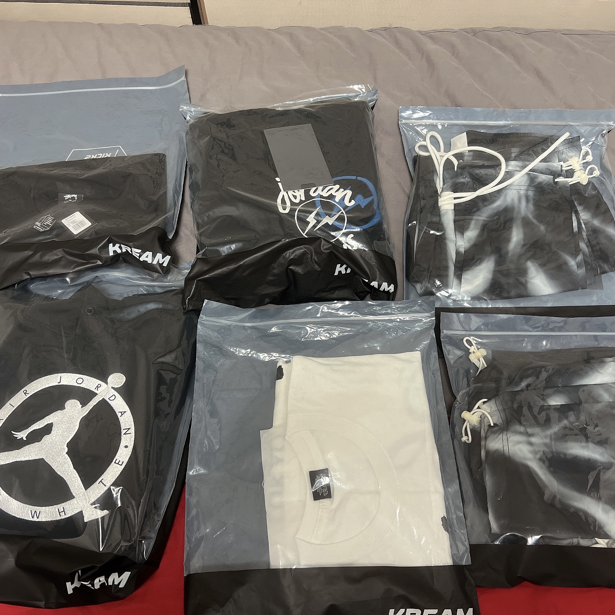 Jordan x Off-White Hoodie Black - Asia, Stussy Cosmos T-Shirt Black 착용 스타일