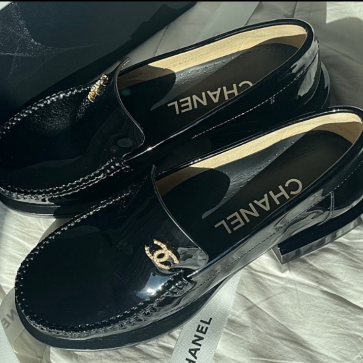(W) Chanel Loafers Patent Calfskin & Black 착용 스타일