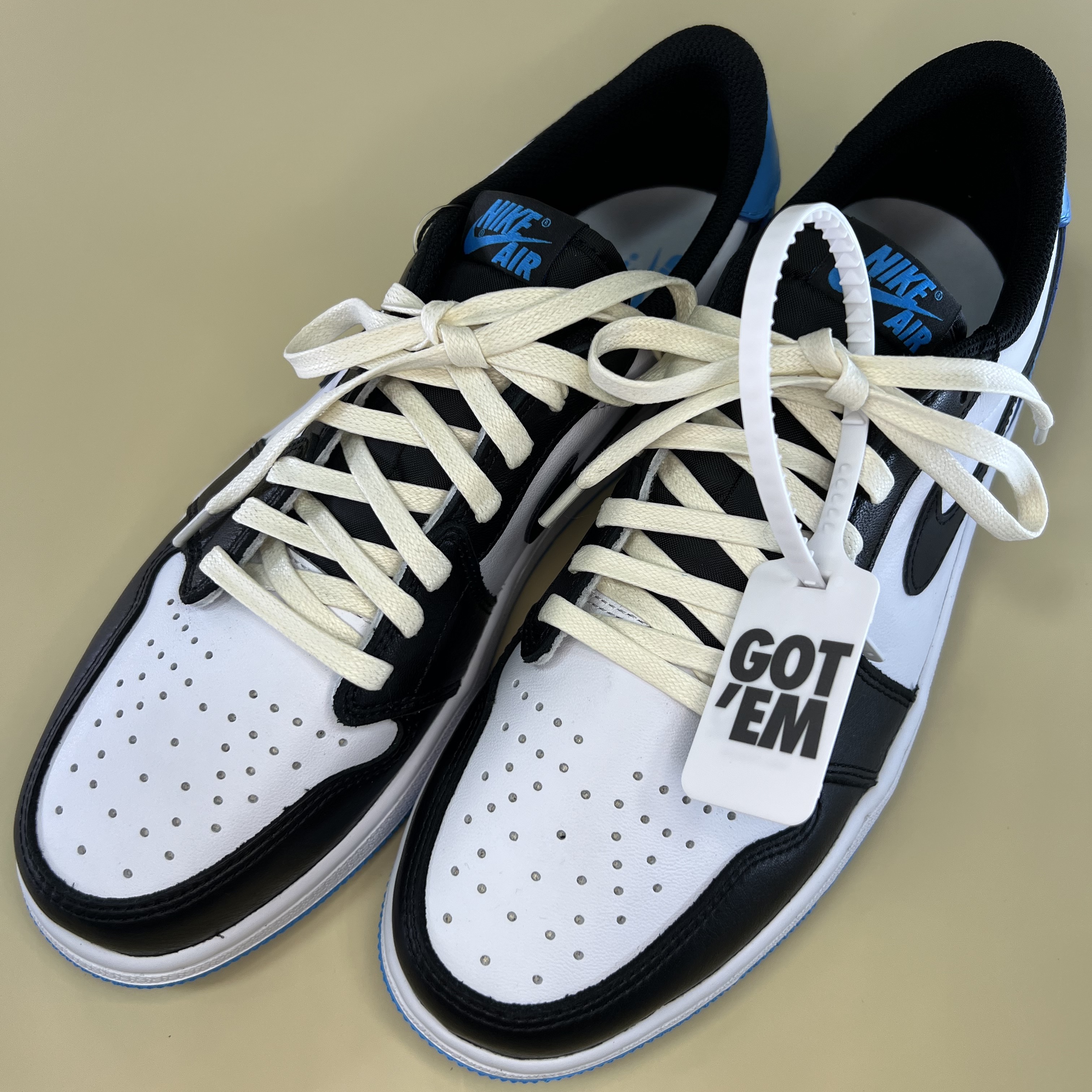 Jordan 1 Retro Low OG Black and Dark Powder Blue 착용 스타일 - 1
