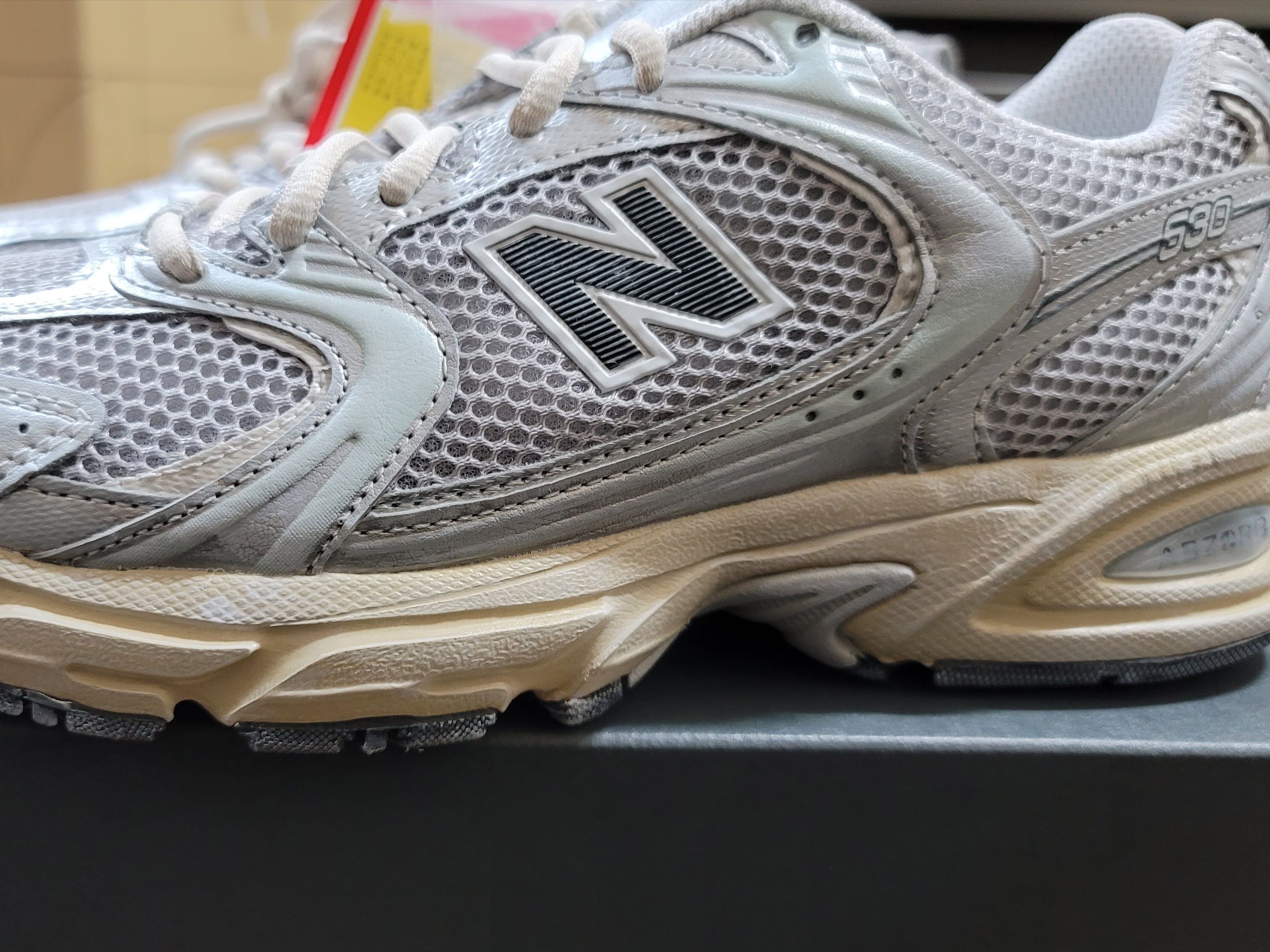 New Balance 530 Vintage Metallic Silver 착용 스타일