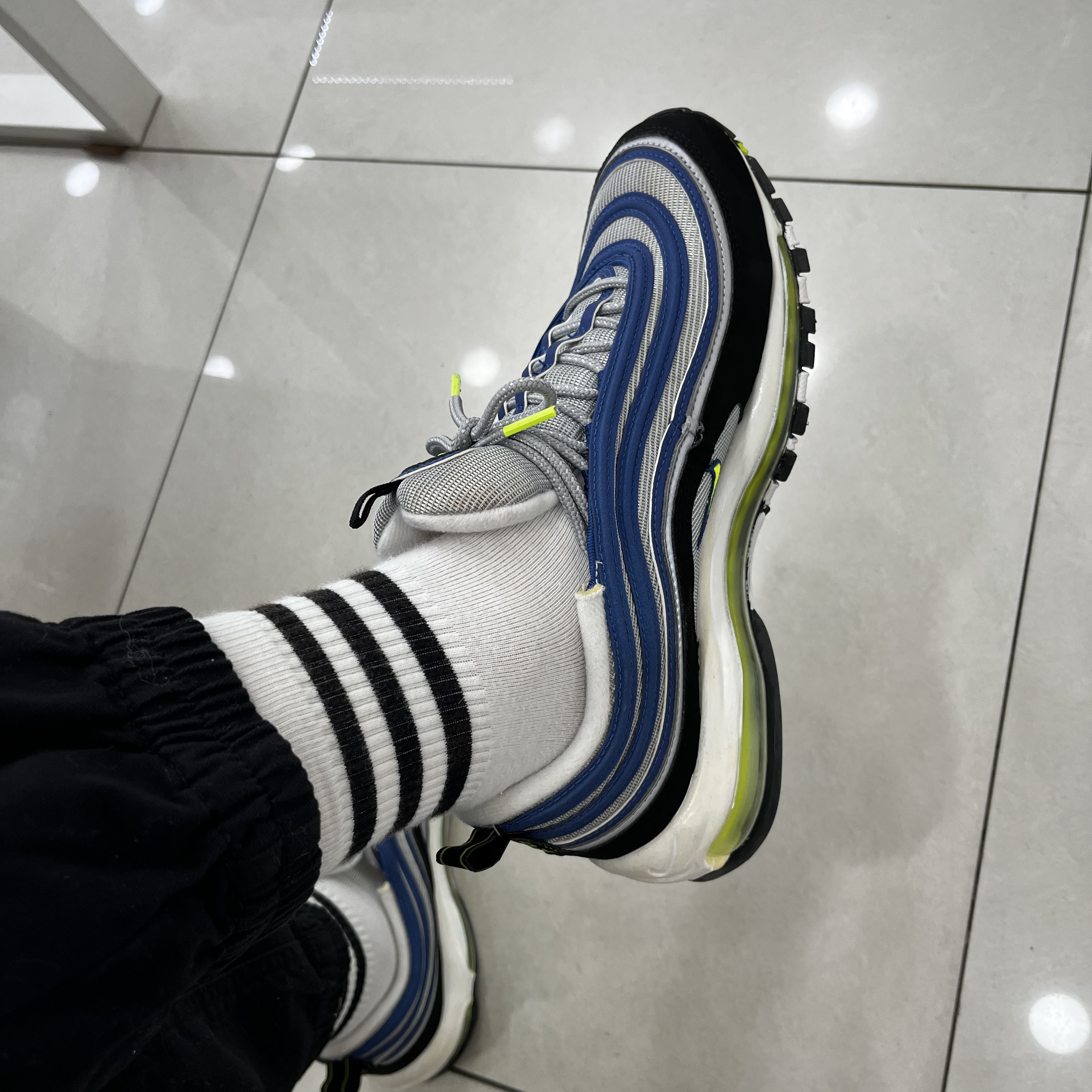 Nike Air Max 97 OG Atlantic Blue and Voltage Yellow 착용 스타일 - 1