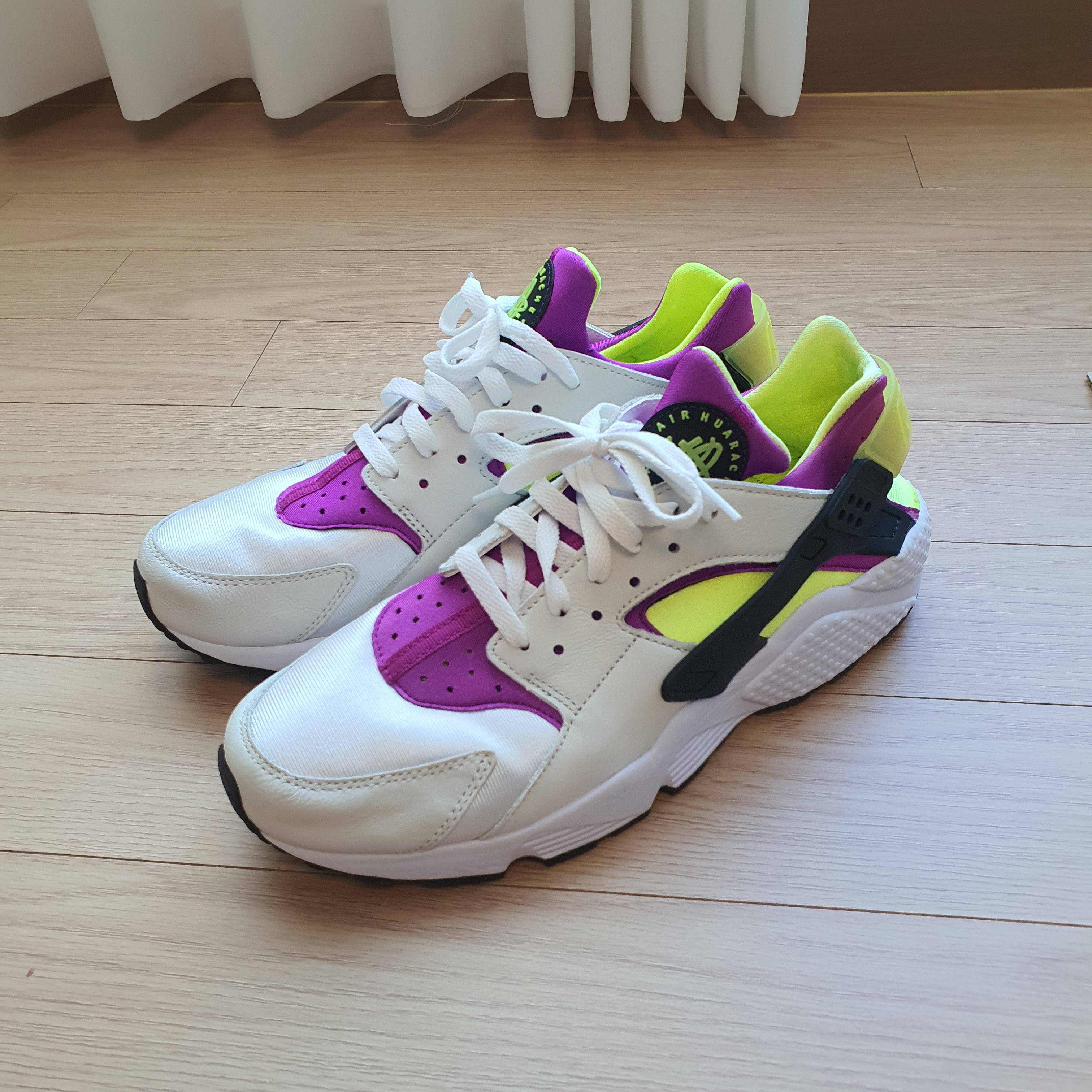 Nike Air Huarache Run Neon Magenta 착용 스타일 - 1