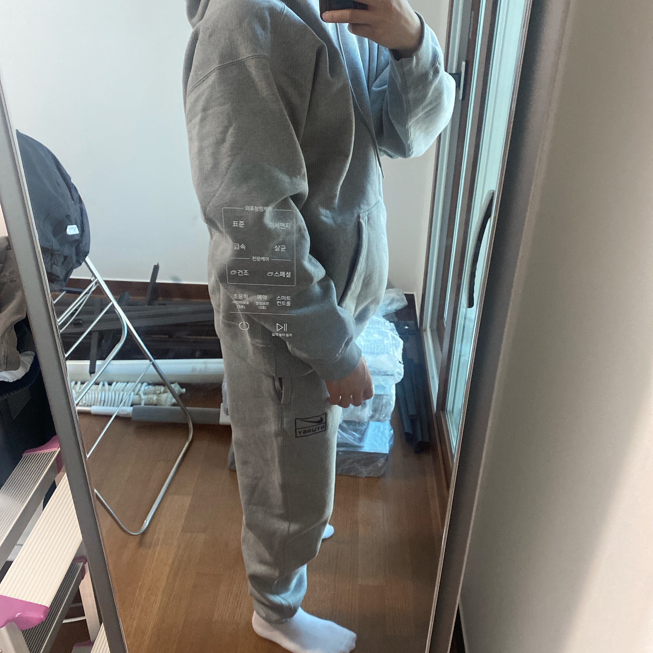 Nike x Stussy NRG RA Pullover Hoodie Dark Grey Heather (DJ9488-063), Nike x Stussy NRG RA Fleece Pants Dark Grey Heather (DJ9490-063) 착용 스타일 - 2