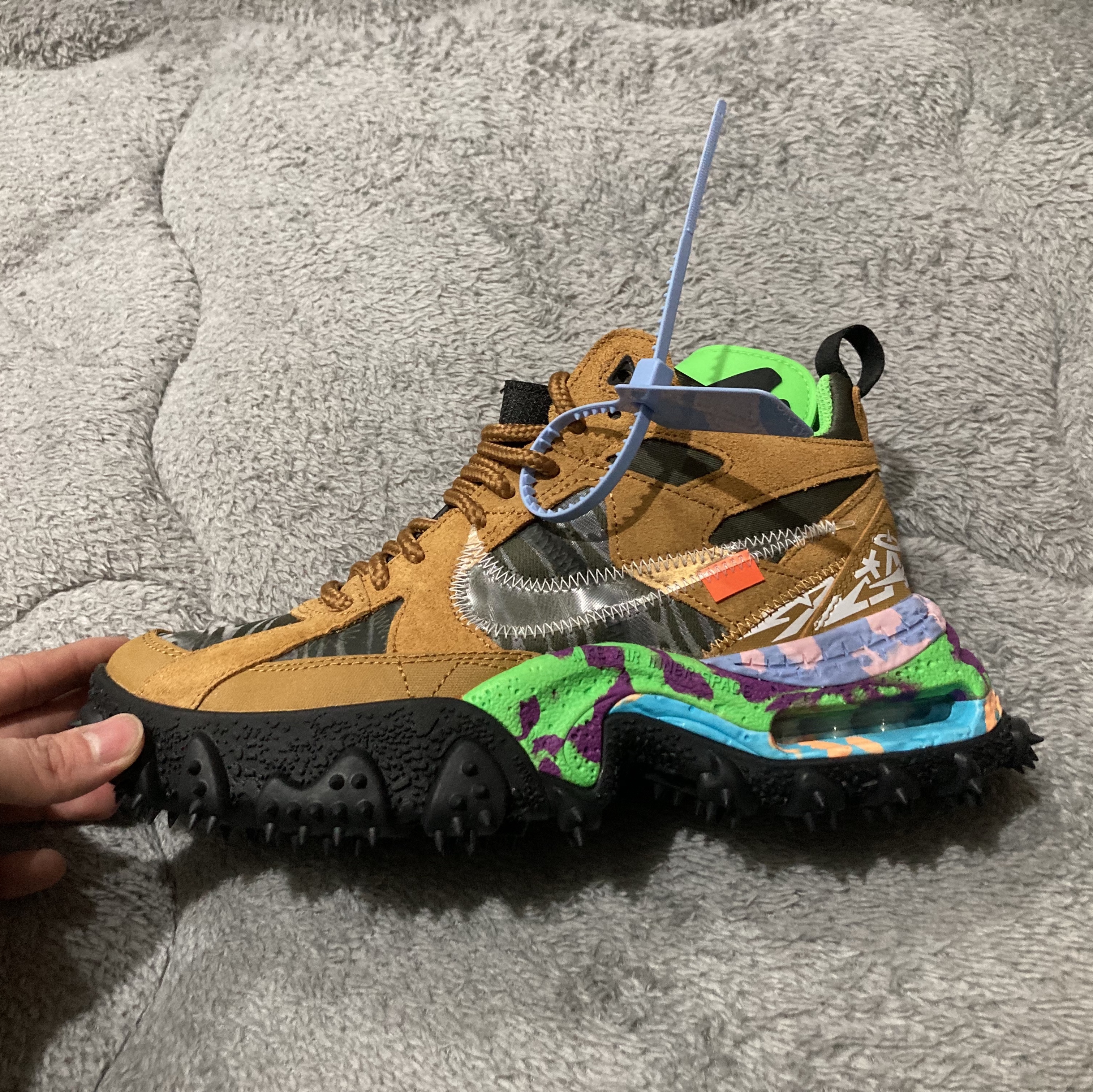 Nike x Off-White Terra Forma Wheat and Green Strike, Nike x Off-White Terra Forma Summit White and Psychic Purple 착용 스타일 - 2