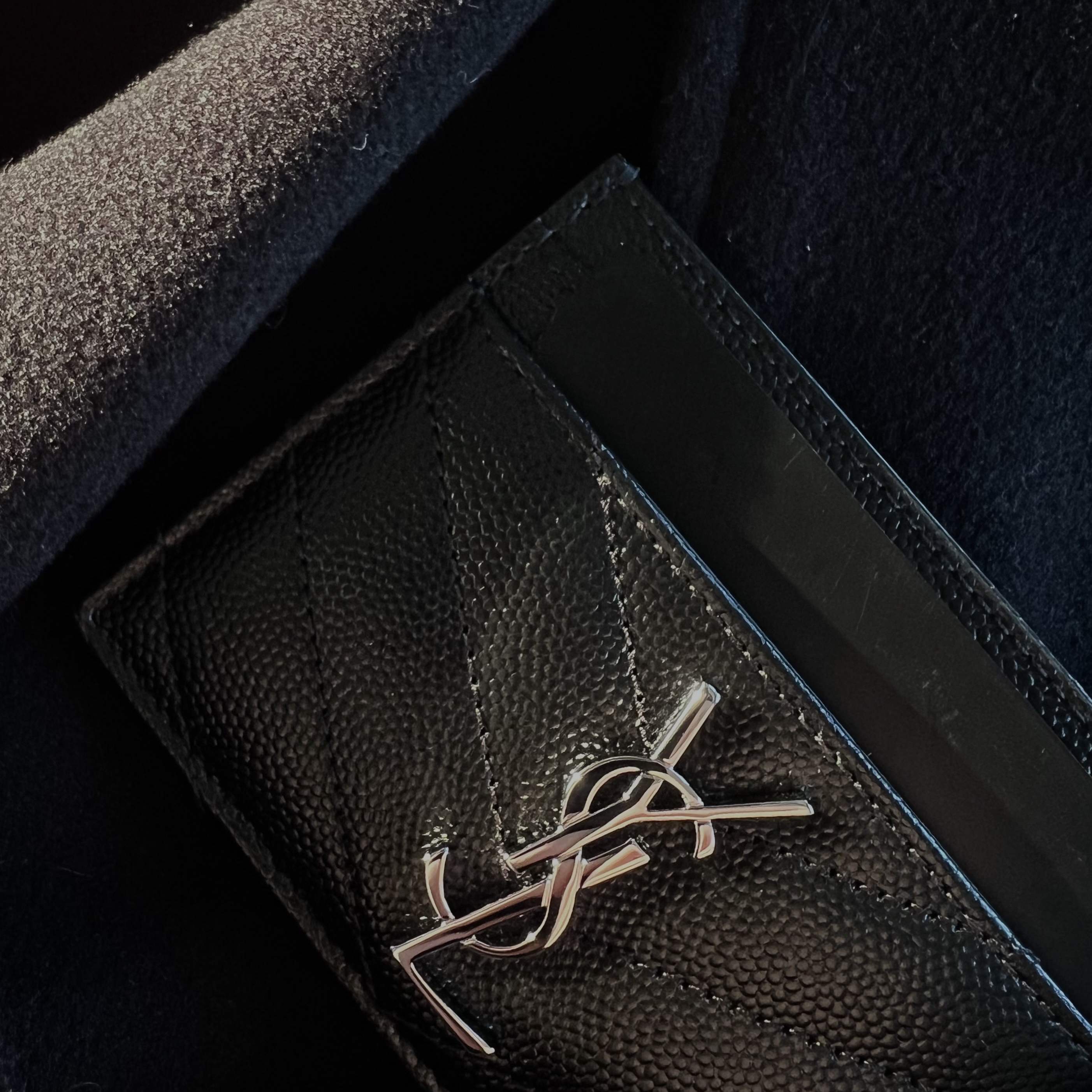 Saint Laurent Cassandre Matelasse Card Case in Grain De Poudre Embossed Leather Black 착용 스타일