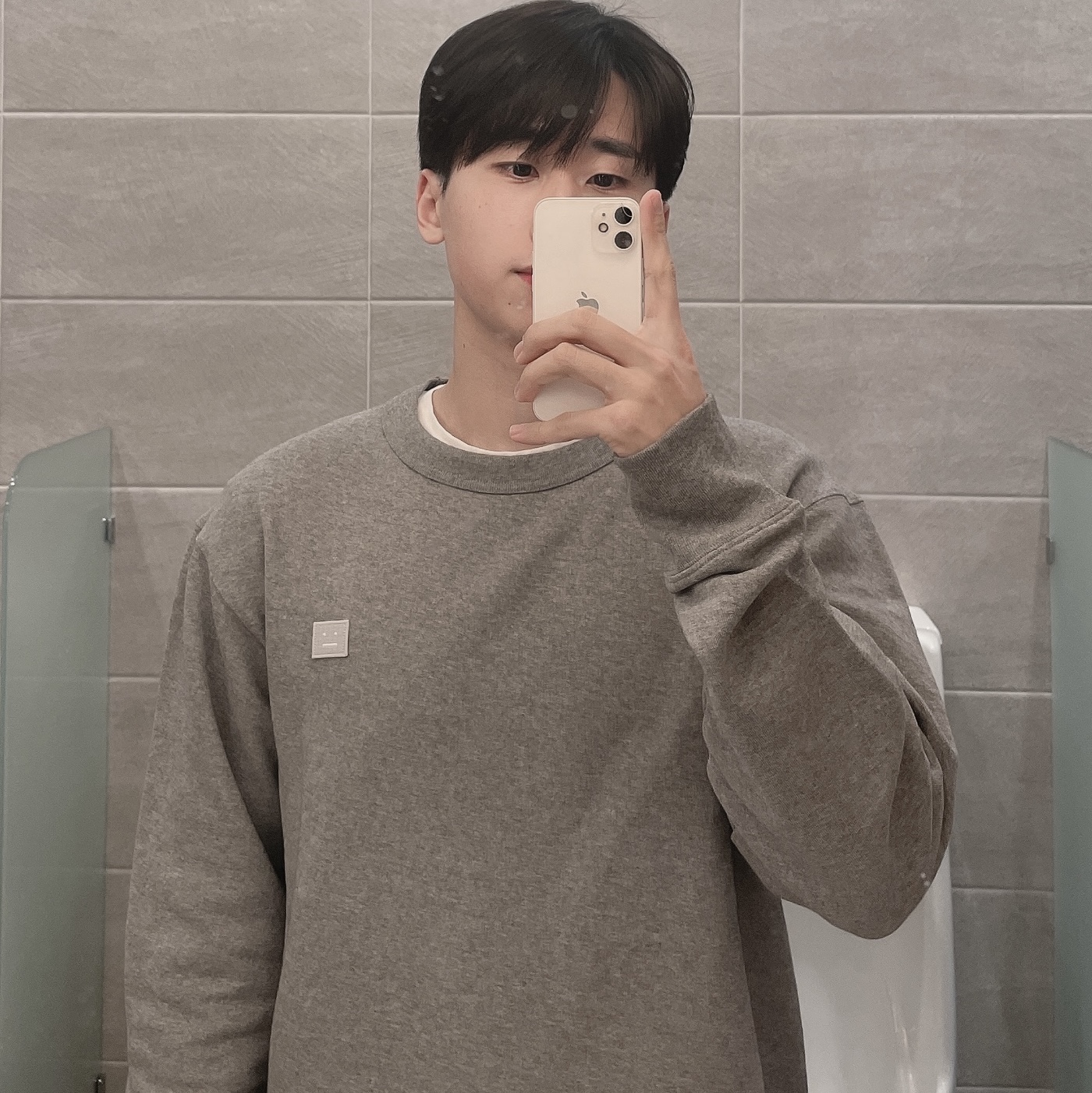 Acne Studios Fairview Face Crewneck Sweatshirt Light Grey Melange 착용 스타일 - 1