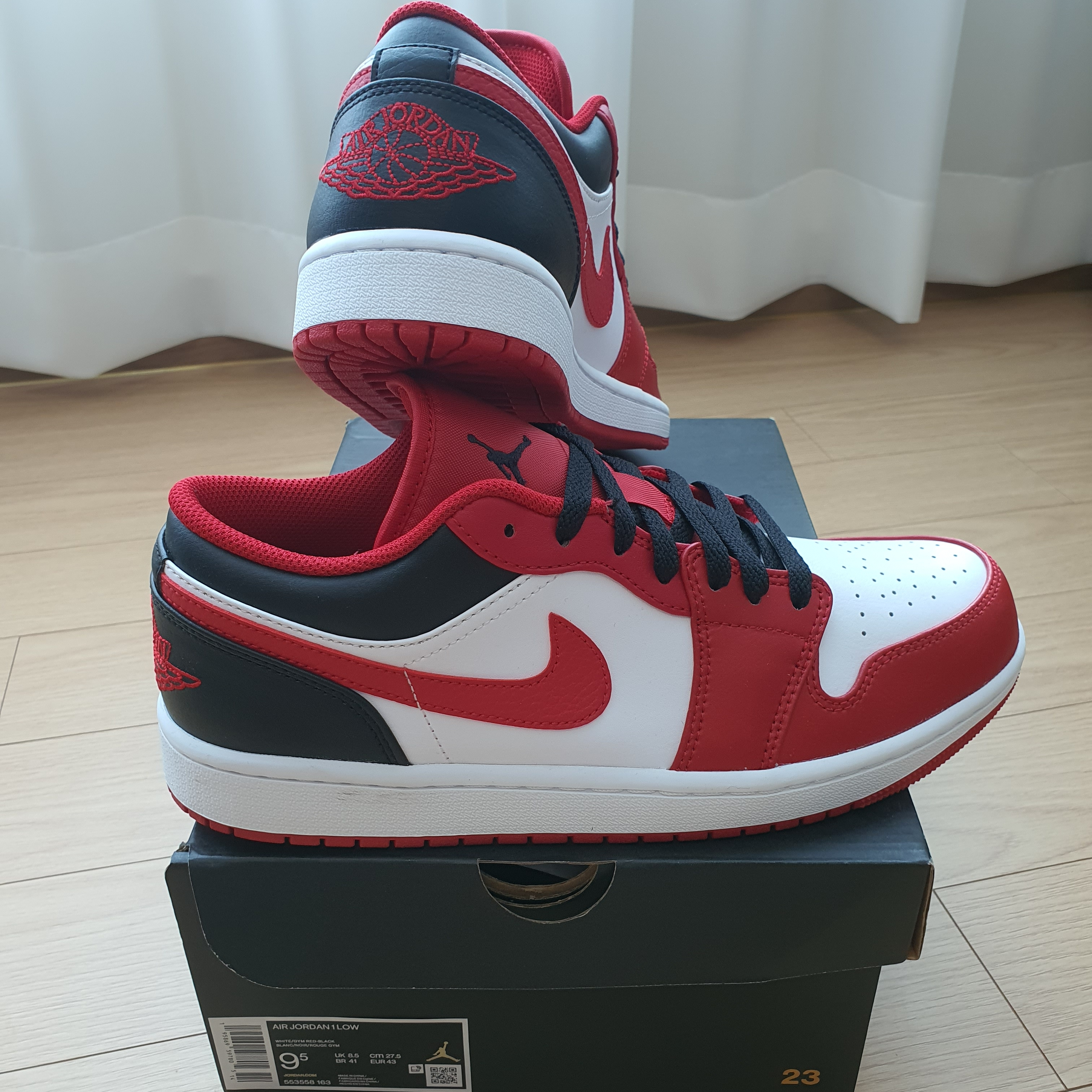 Jordan 1 Low White Gym Red Black 착용 스타일 - 1
