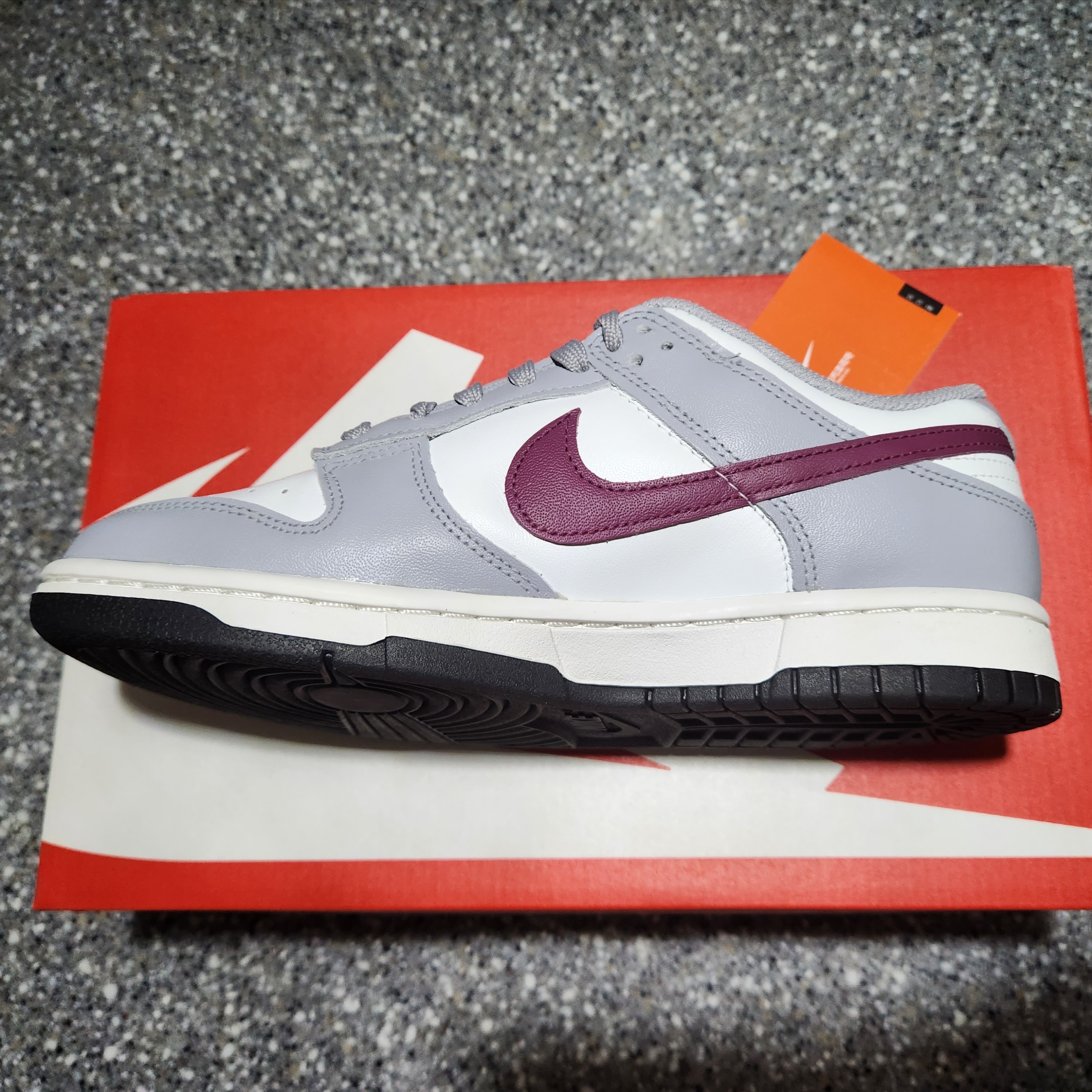 (W) Nike Dunk Low Wolf Grey Rosewood 착용 스타일 - 2