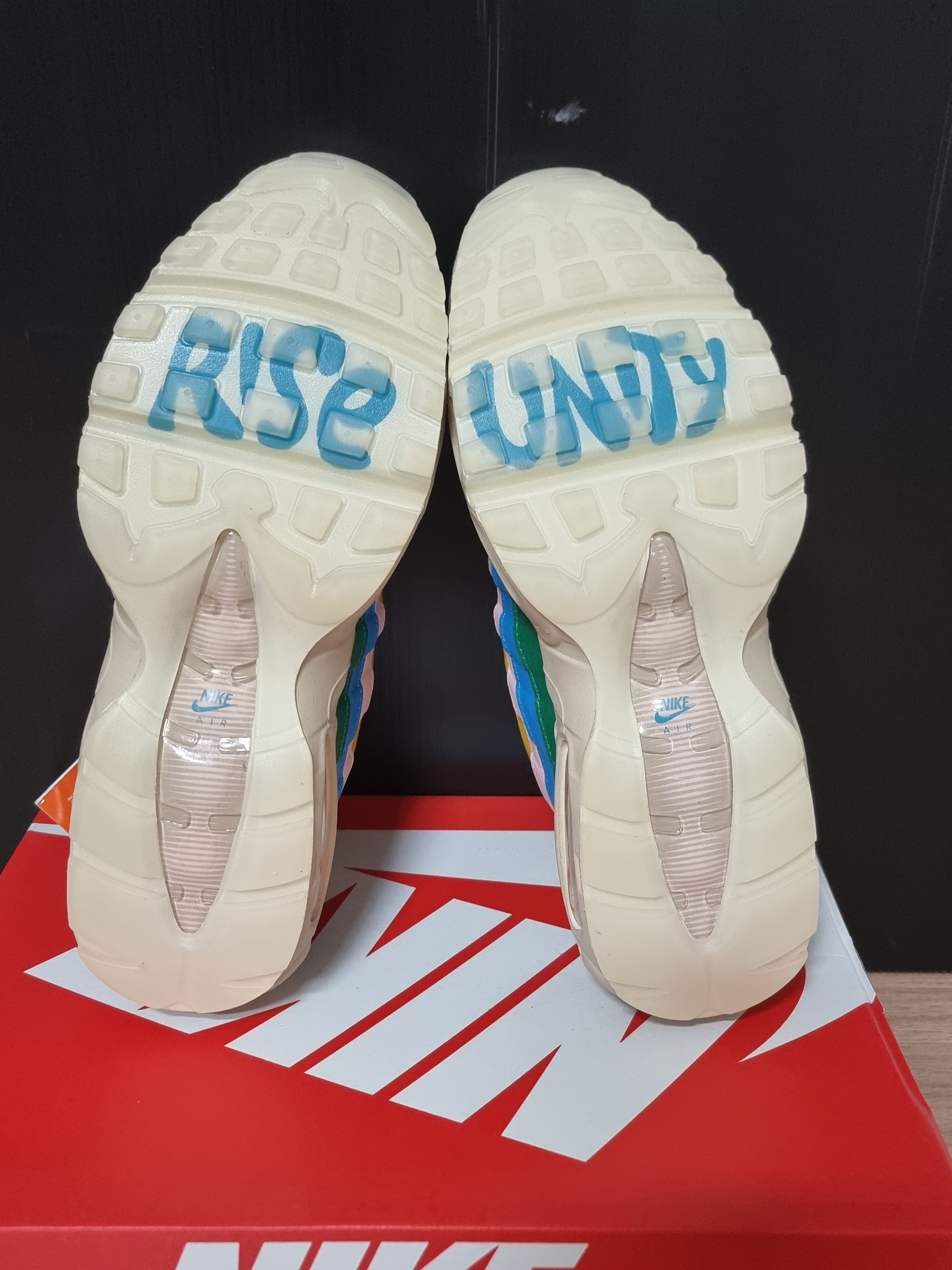 (W) Nike Air Max 95 Rise and Unity 착용 스타일 - 3