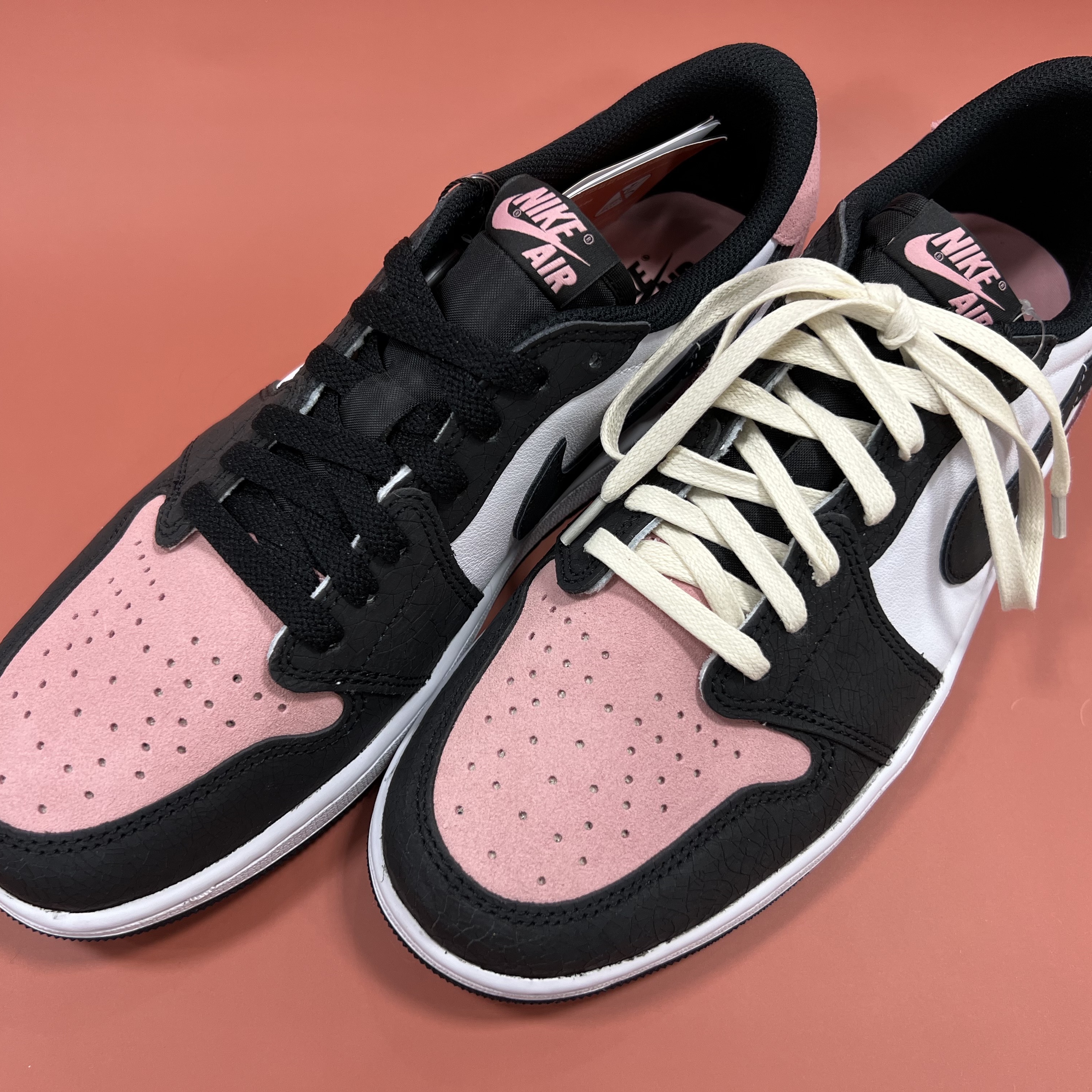 Jordan 1 Retro Low OG Bleached Coral, Jordan 1 Retro Low OG Black and Dark Powder Blue 착용 스타일 - 4