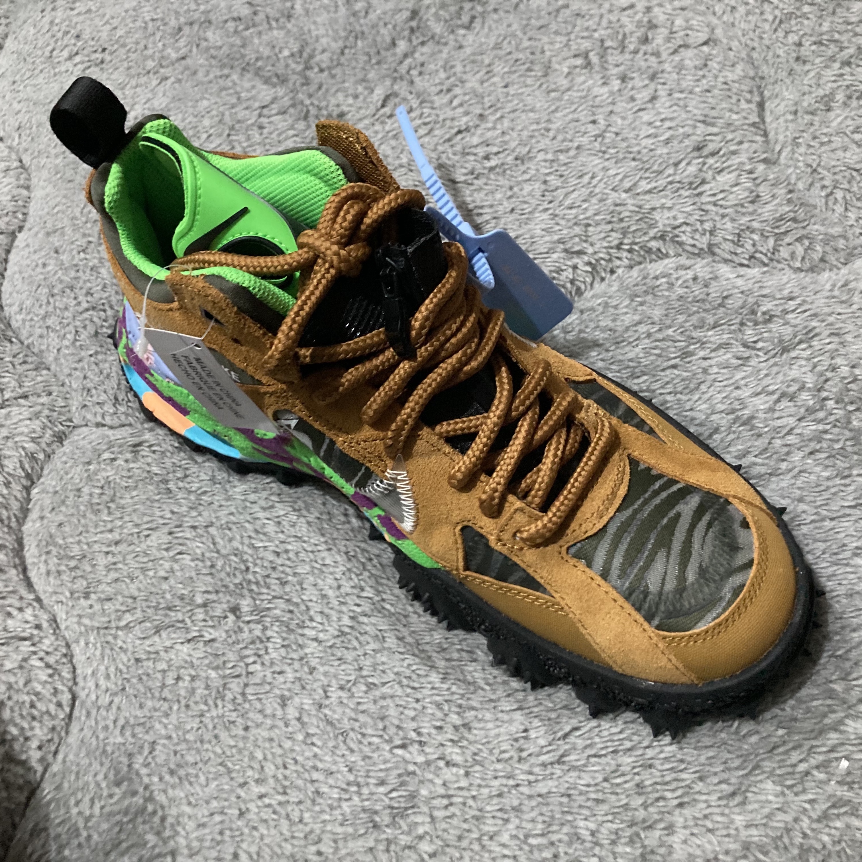 Nike x Off-White Terra Forma Wheat and Green Strike, Nike x Off-White Terra Forma Summit White and Psychic Purple 착용 스타일 - 1