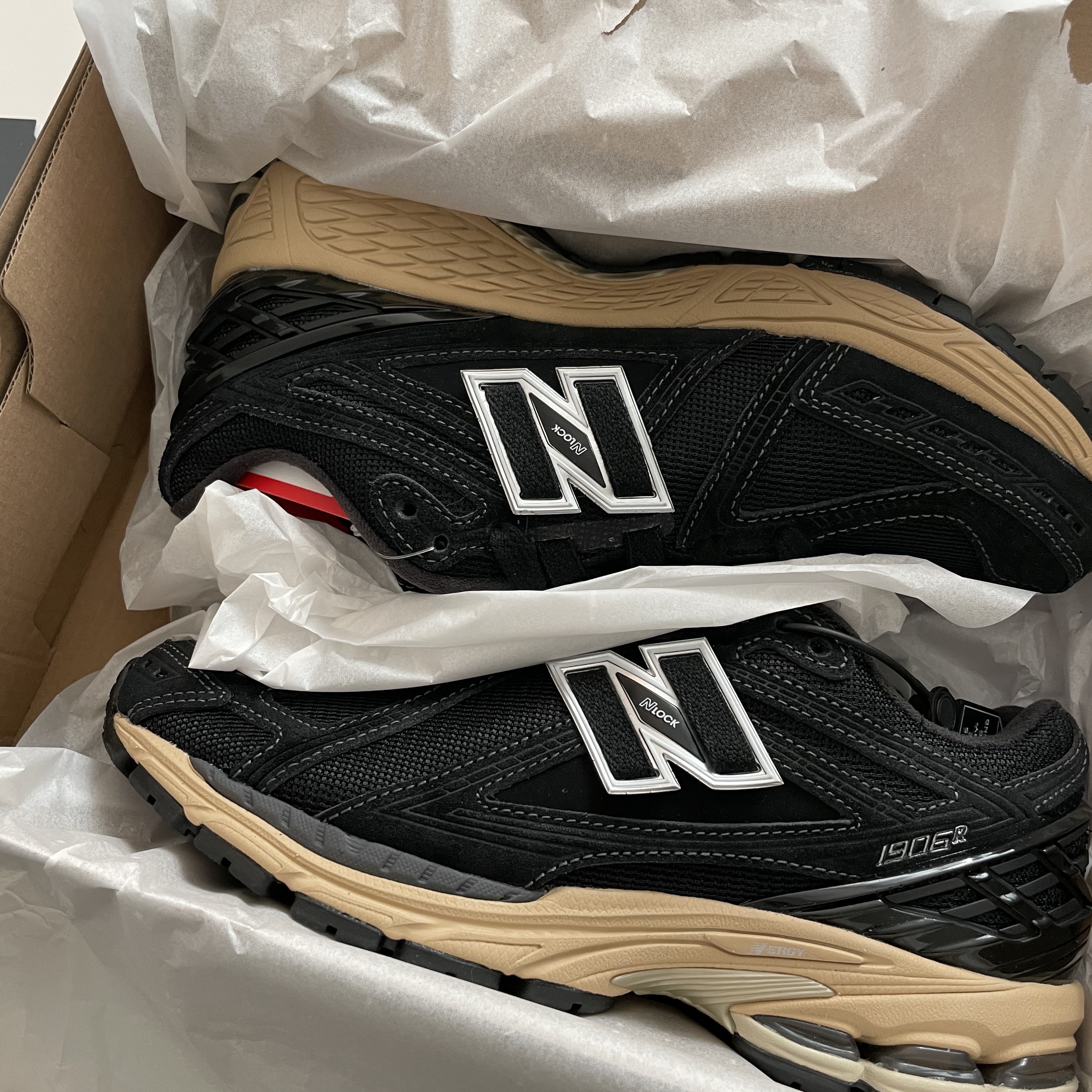 New Balance 1906R Black Taos Taupe 착용 스타일