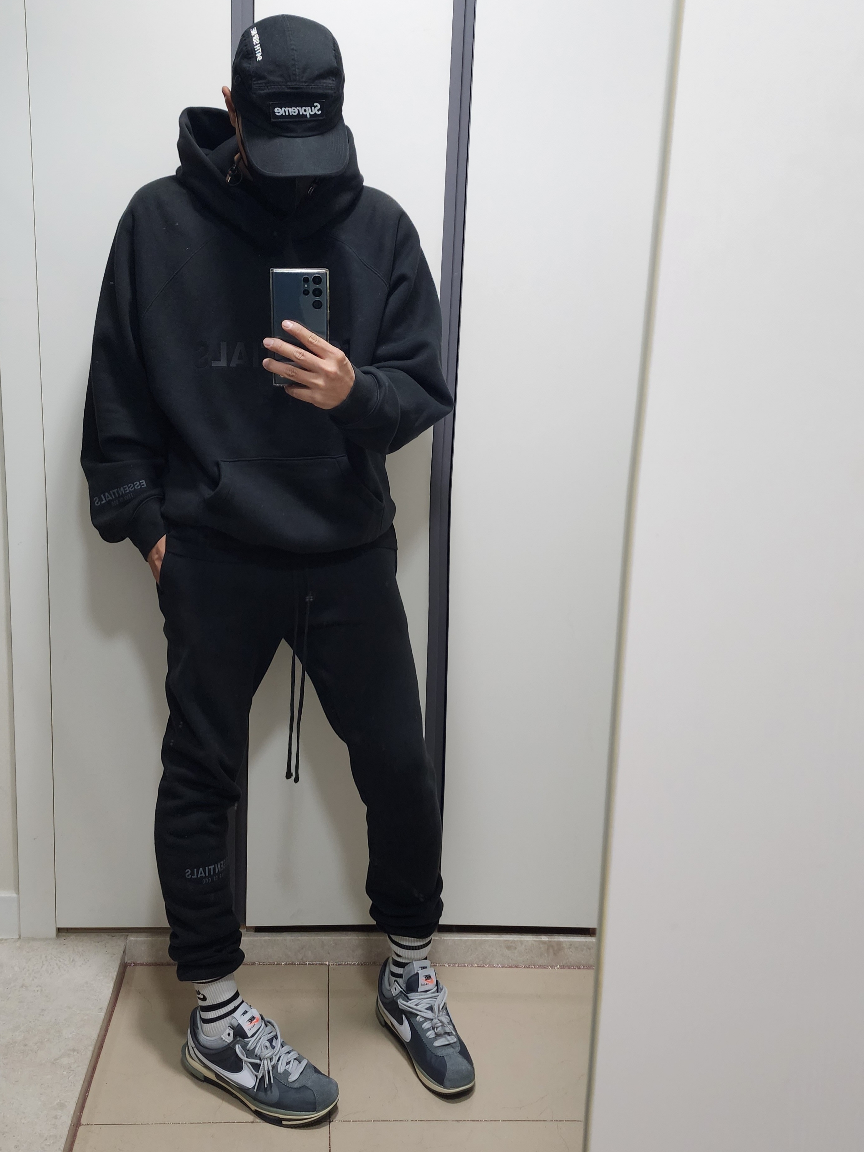 Nike x Sacai Zoom Cortez SP Iron Grey, Essentials Sweatpants Dark Slate/Black 2020 착용 스타일 - 1