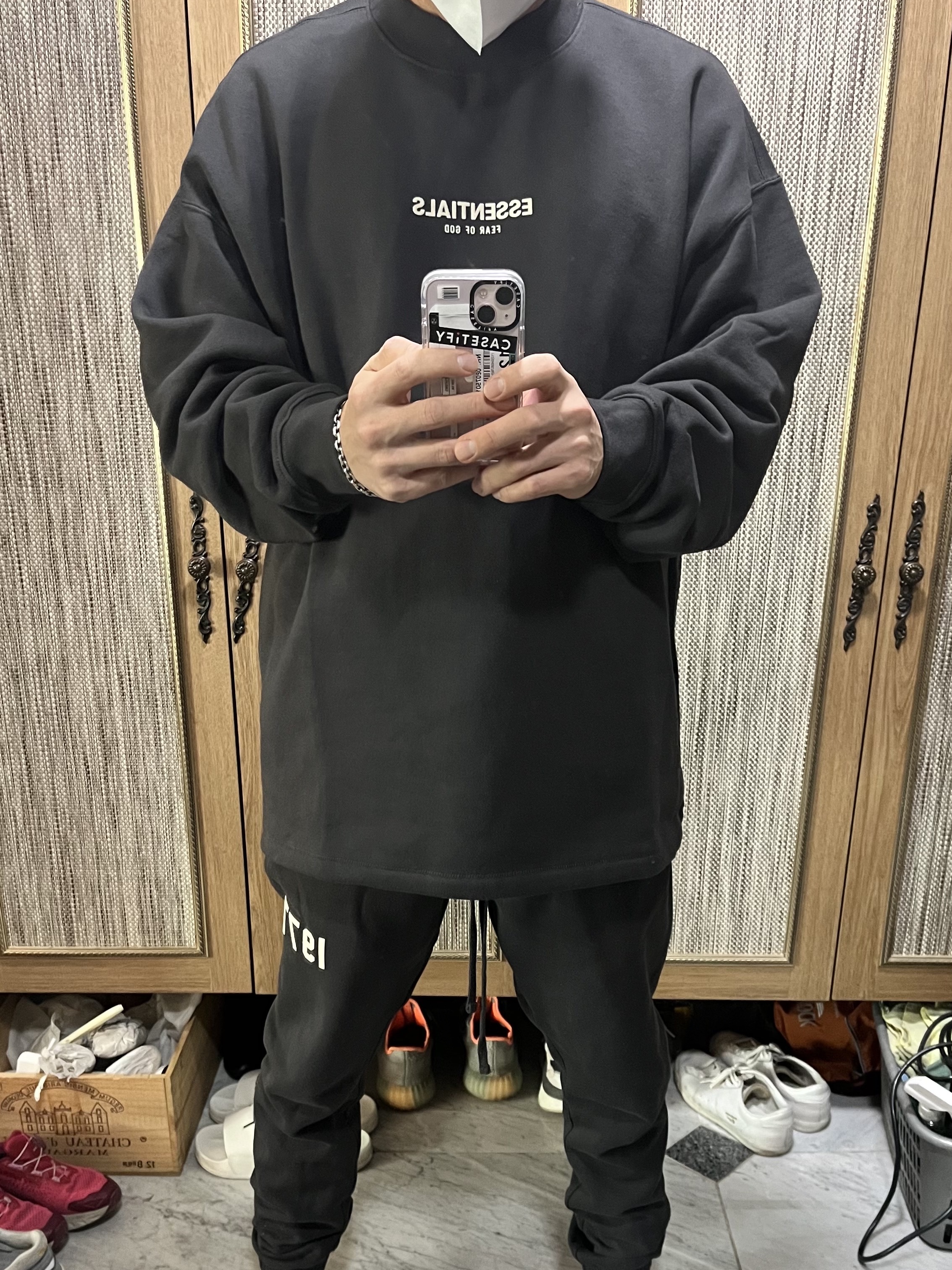 Essentials Relaxed Crewneck Sweatshirt Iron - 22SS 착용 스타일