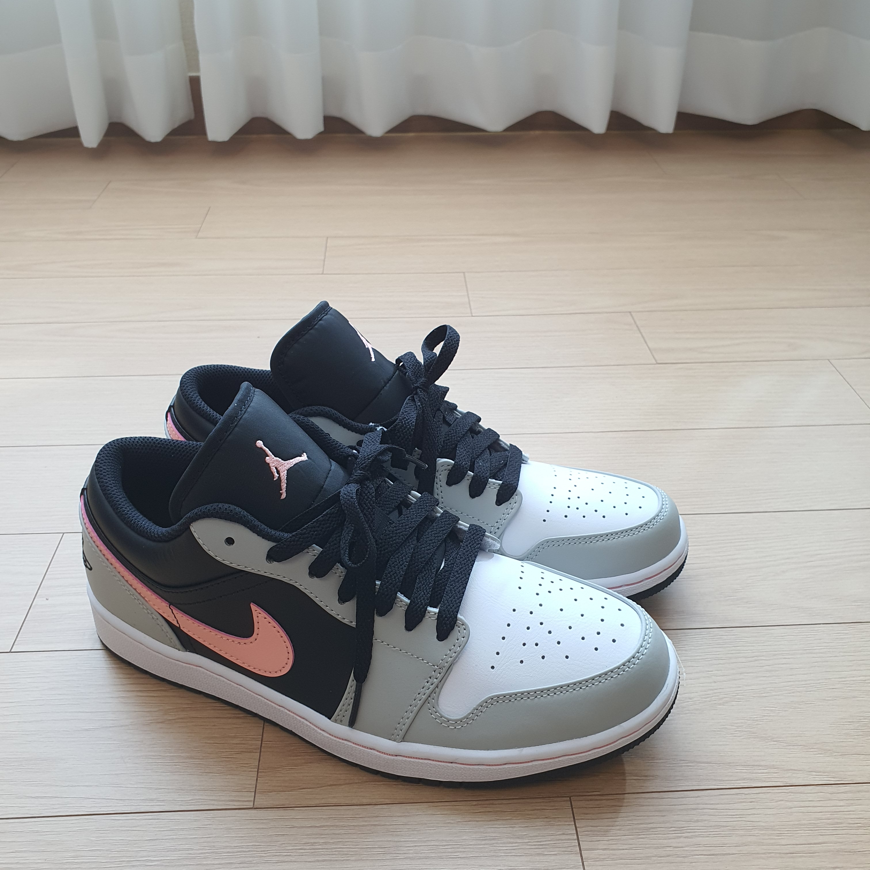 Jordan 1 Low Grey Fog Black Bleached Coral 착용 스타일 - 2