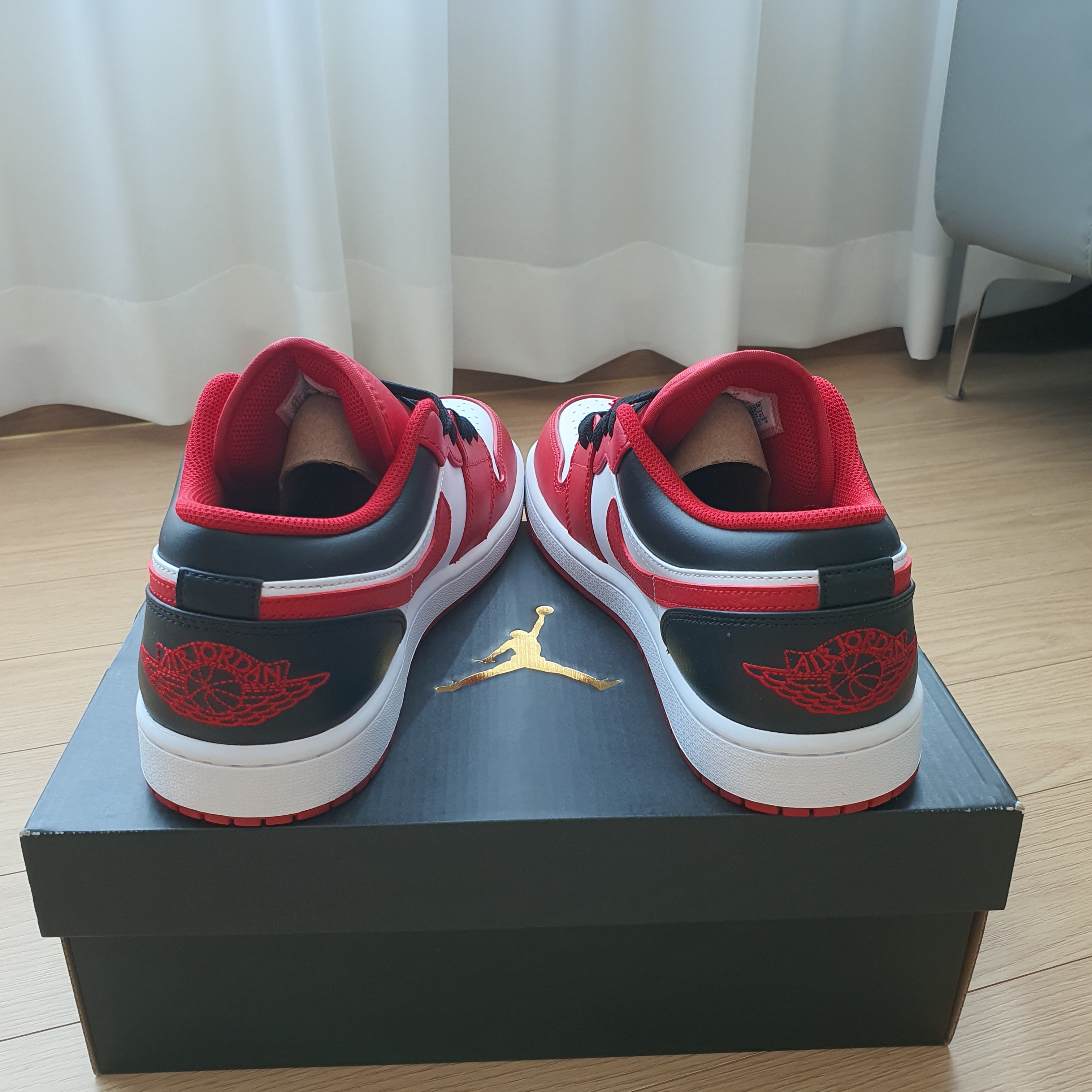 Jordan 1 Low White Gym Red Black 착용 스타일 - 3