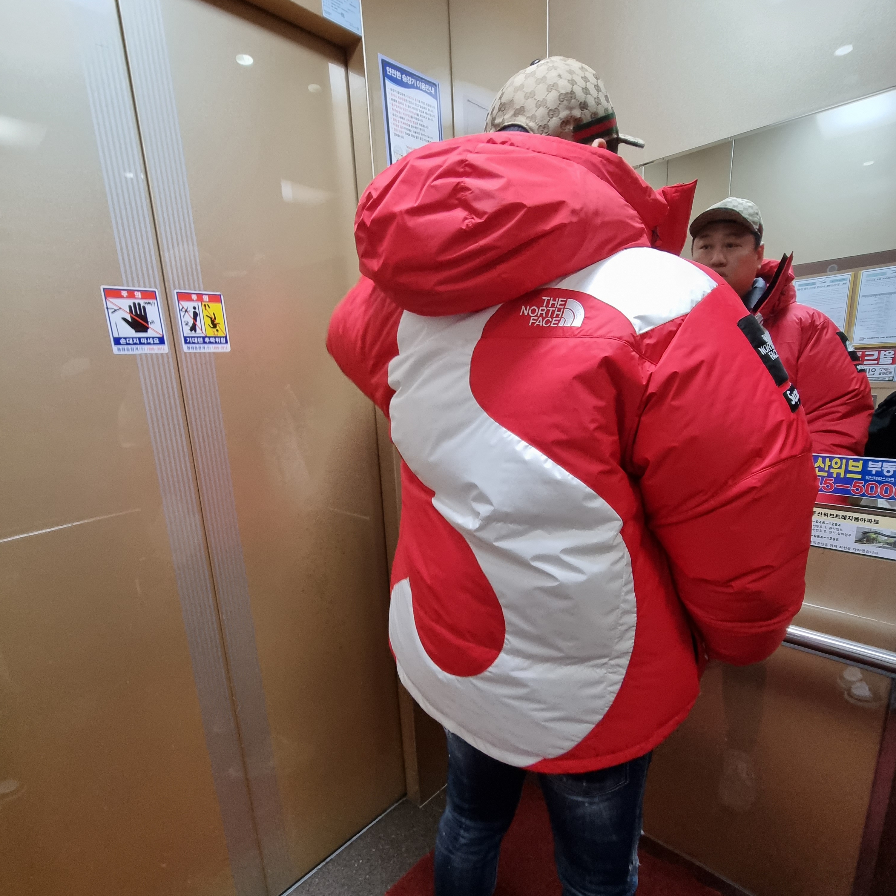 Supreme x The North Face S Logo Summit Series Himalayan Parka Red - 20FW, Nike x Sacai x Fragment LDWaffle Light Smoke Grey 착용 스타일 - 1