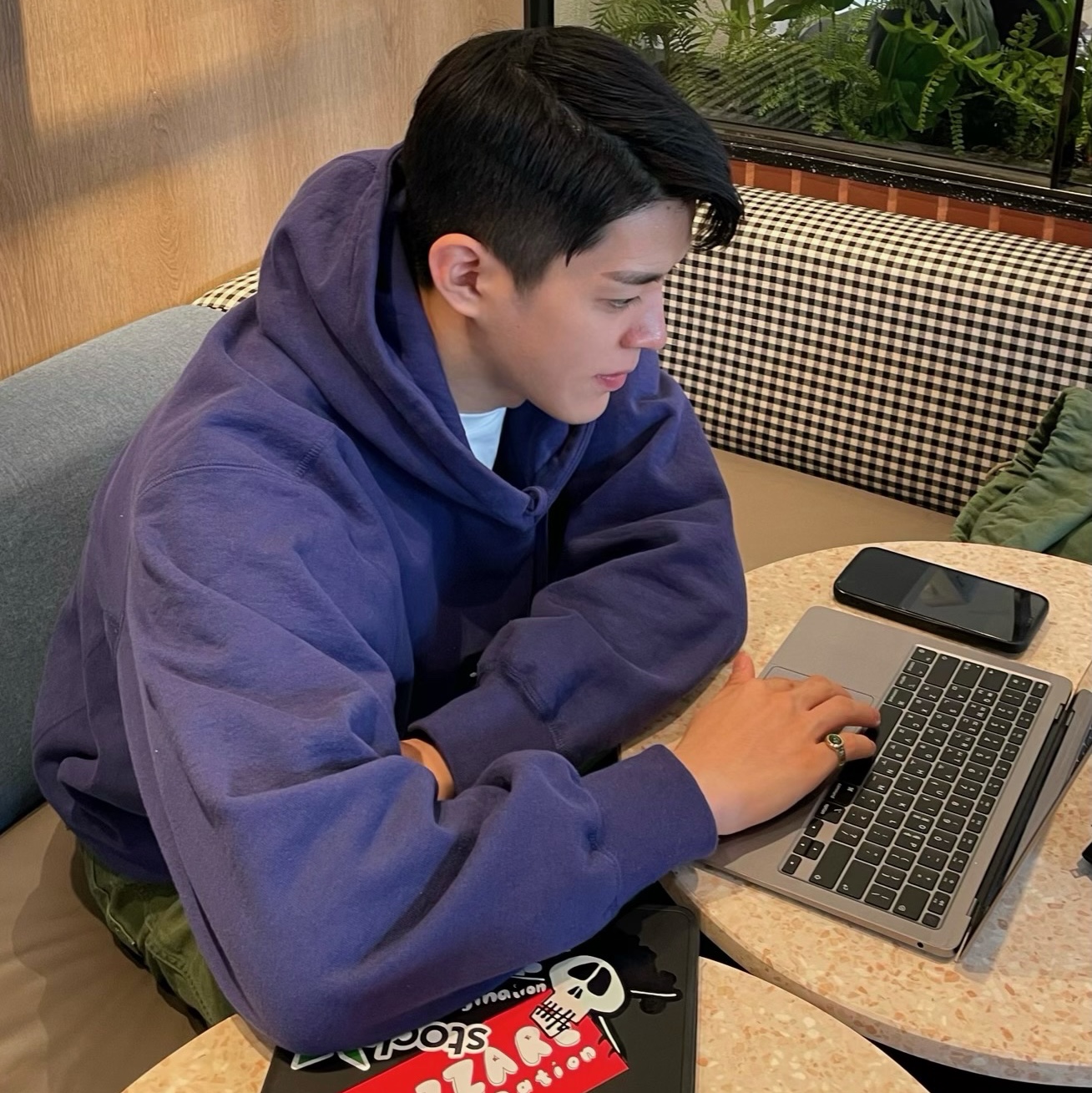 Supreme Box Logo Hooded Sweatshirt Washed Navy - 21FW 착용 스타일 - 3