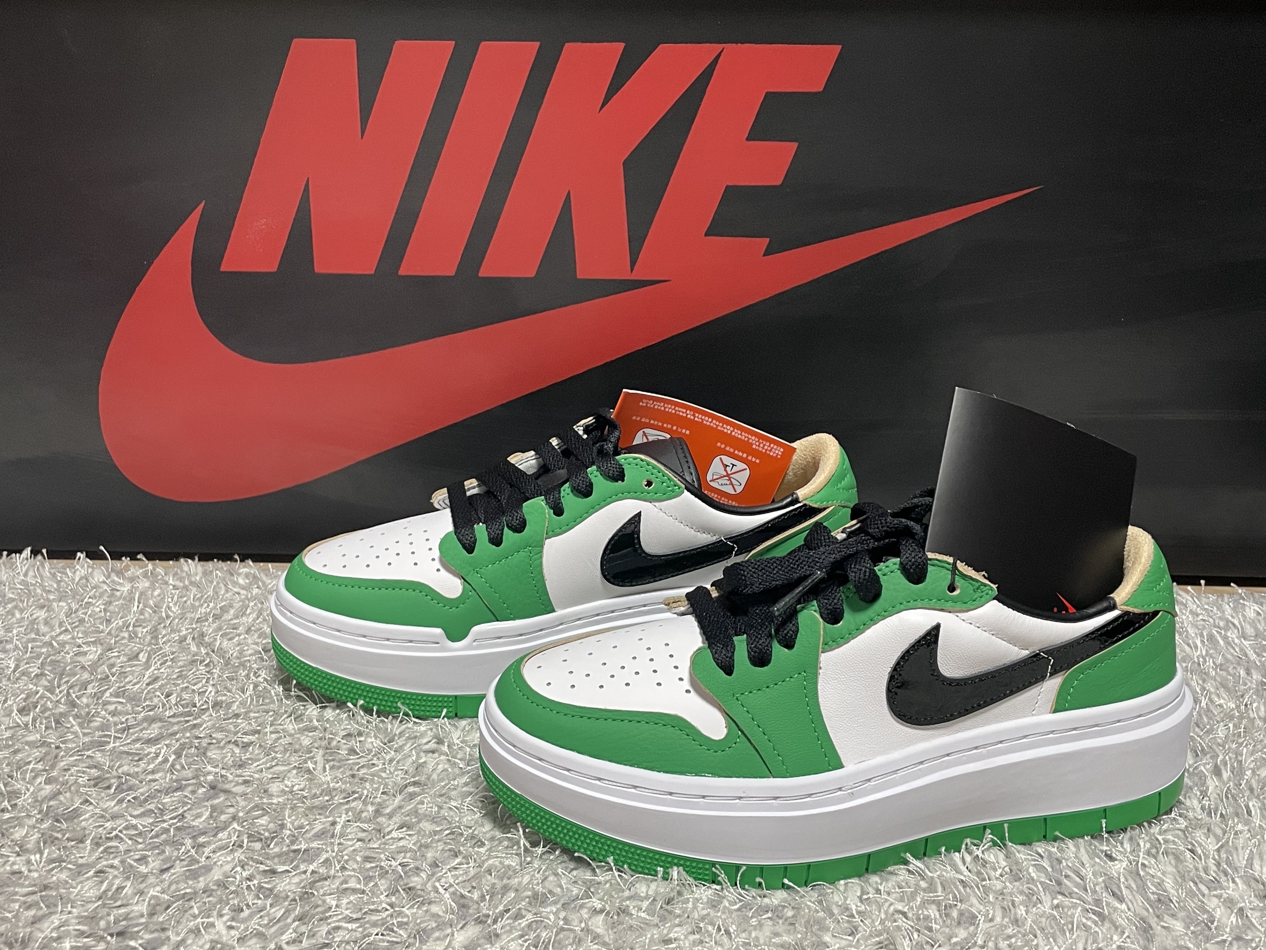 (W) Jordan 1 Elevate Low SE Lucky Green 착용 스타일 - 1
