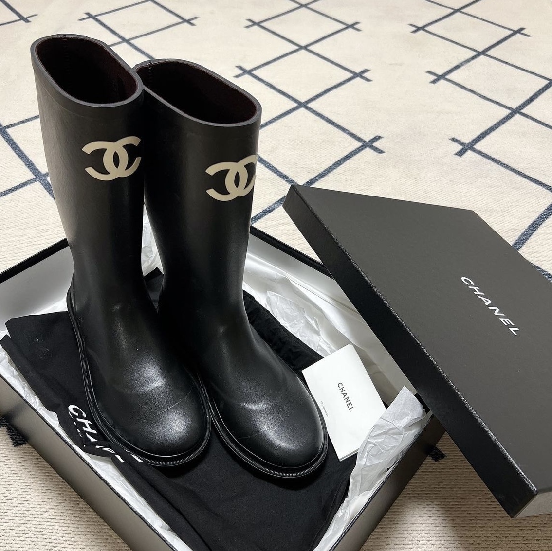 (W) Chanel Boots Caoutchouc & Black 착용 스타일