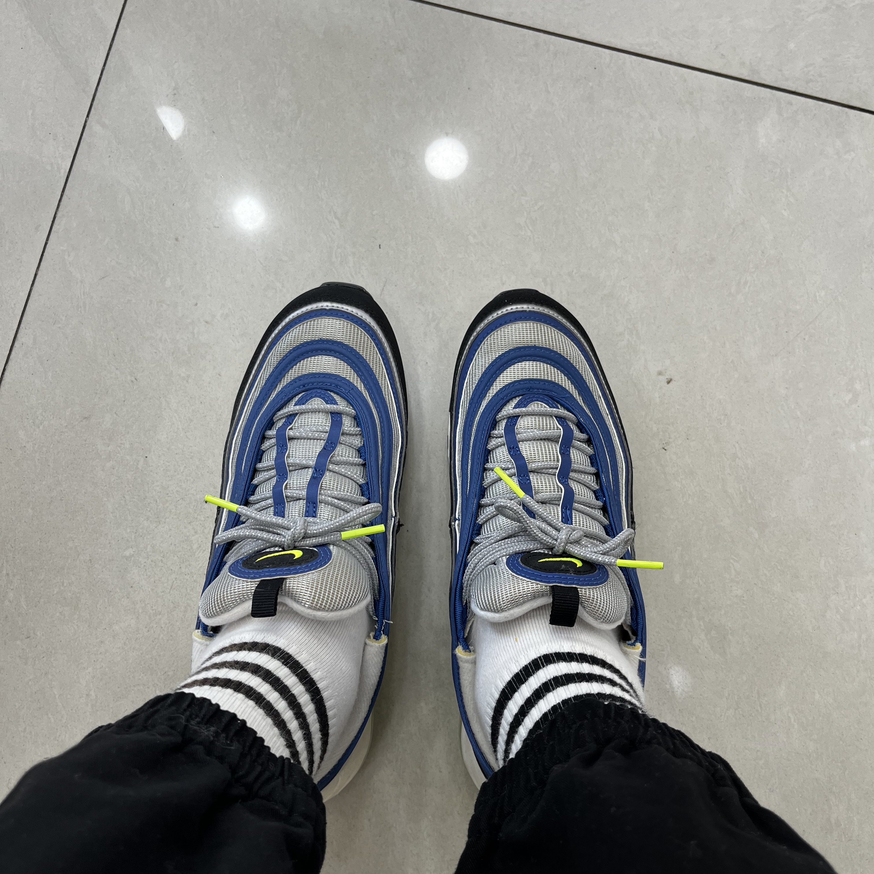 Nike Air Max 97 OG Atlantic Blue and Voltage Yellow 착용 스타일 - 2