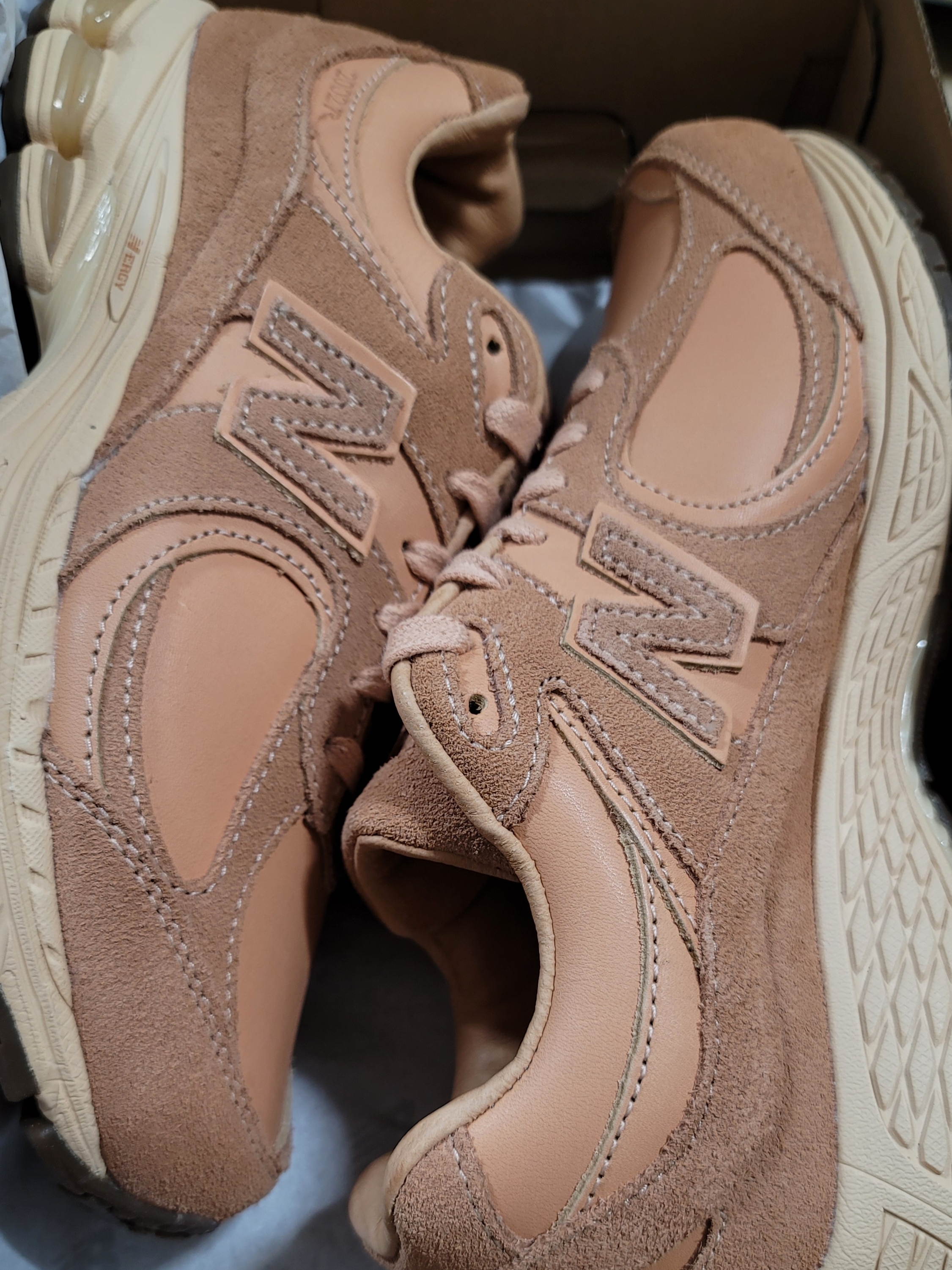 New Balance 2002R Premium Leather Pack Toast 착용 스타일
