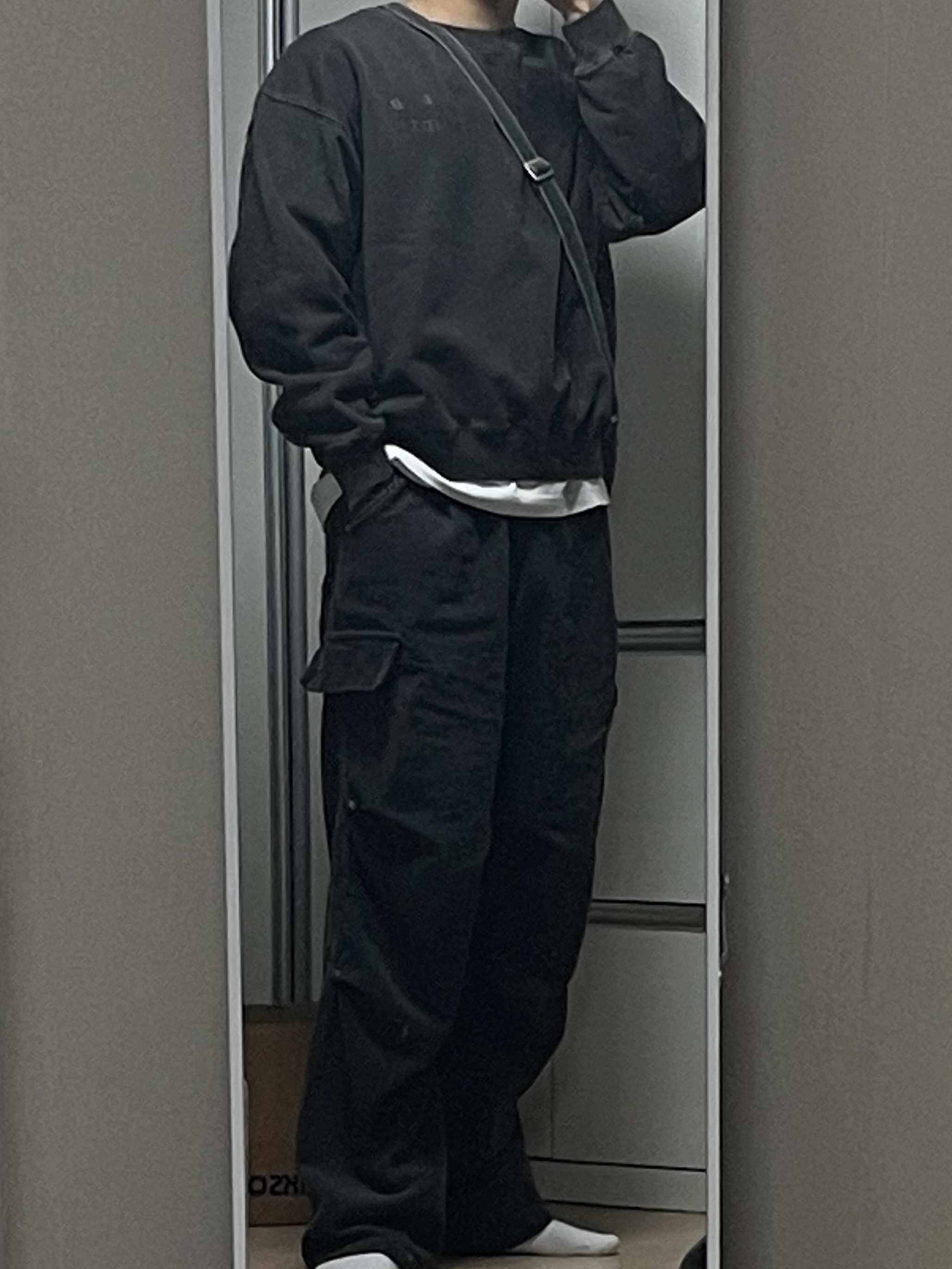 IAB Studio Pigment Sweatshirt & Mini Bag Black 착용 스타일